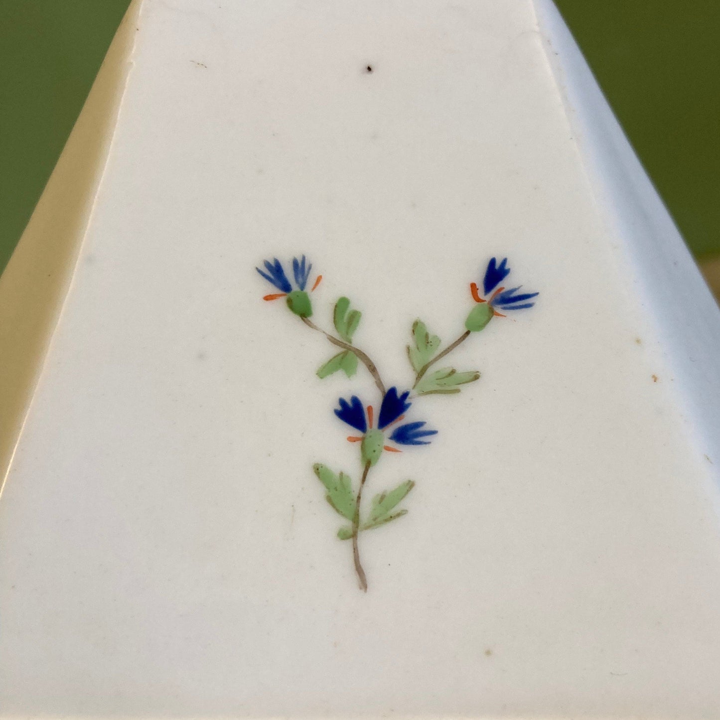 Beurrier en porcelaine de Bordeaux 18ème. Verneuilh