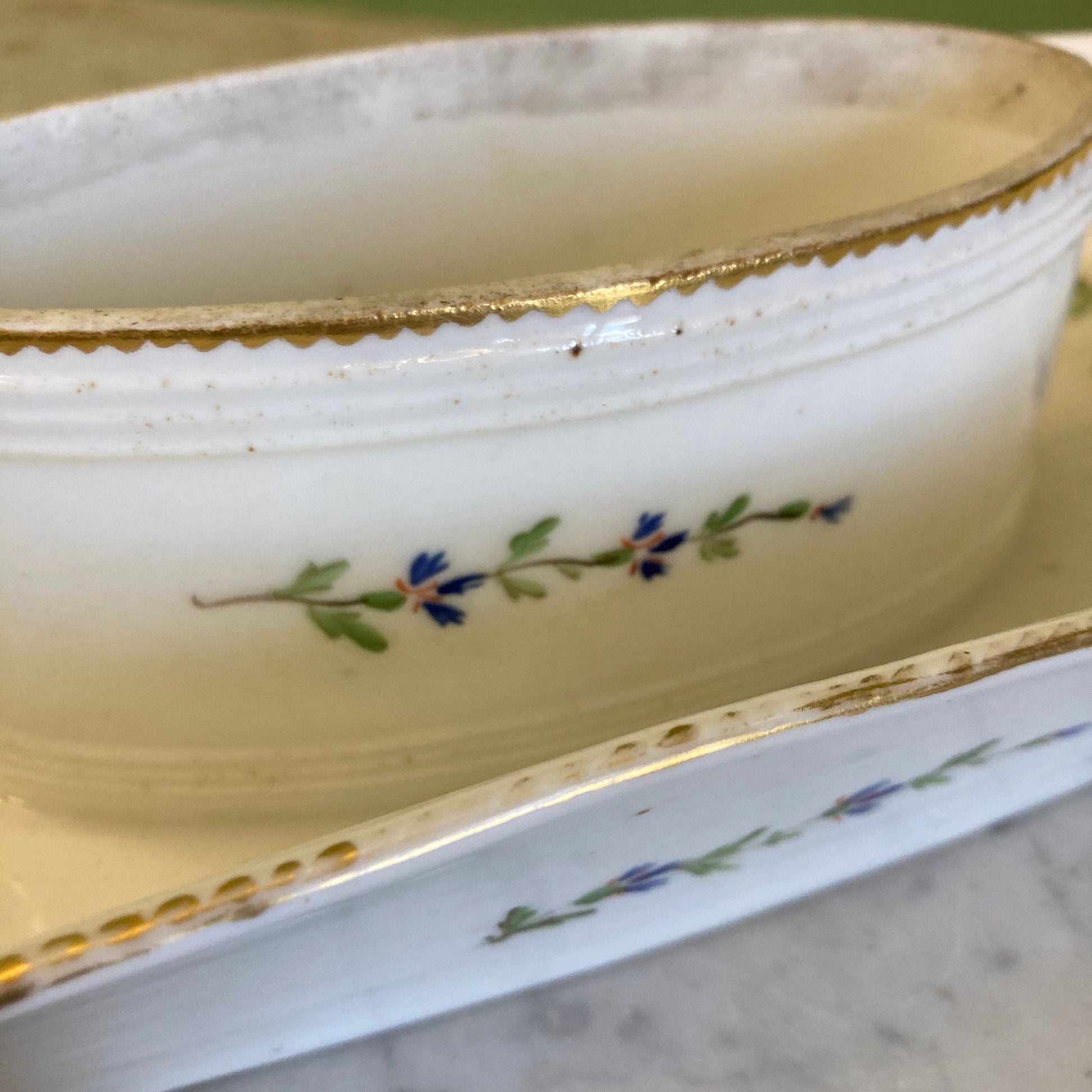 Beurrier en porcelaine de Bordeaux 18ème. Verneuilh