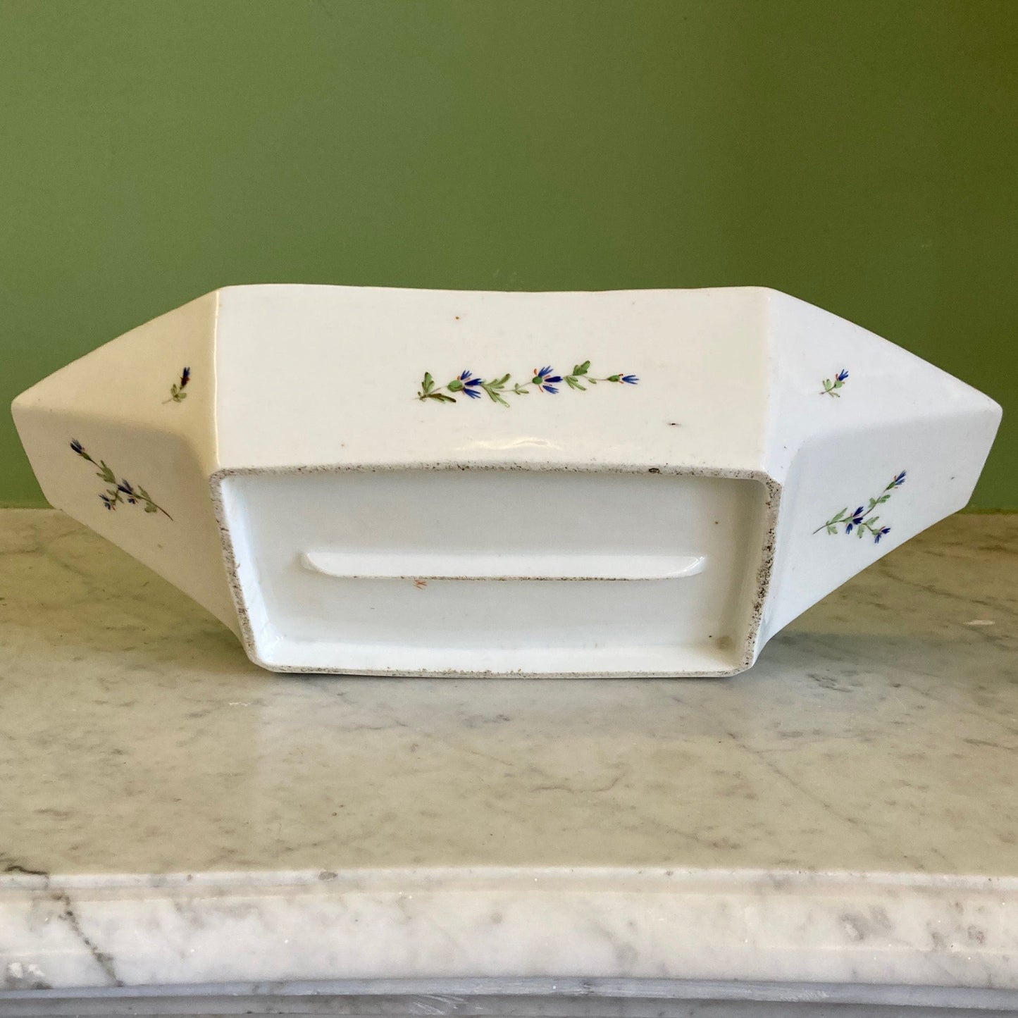 Beurrier en porcelaine de Bordeaux 18ème. Verneuilh