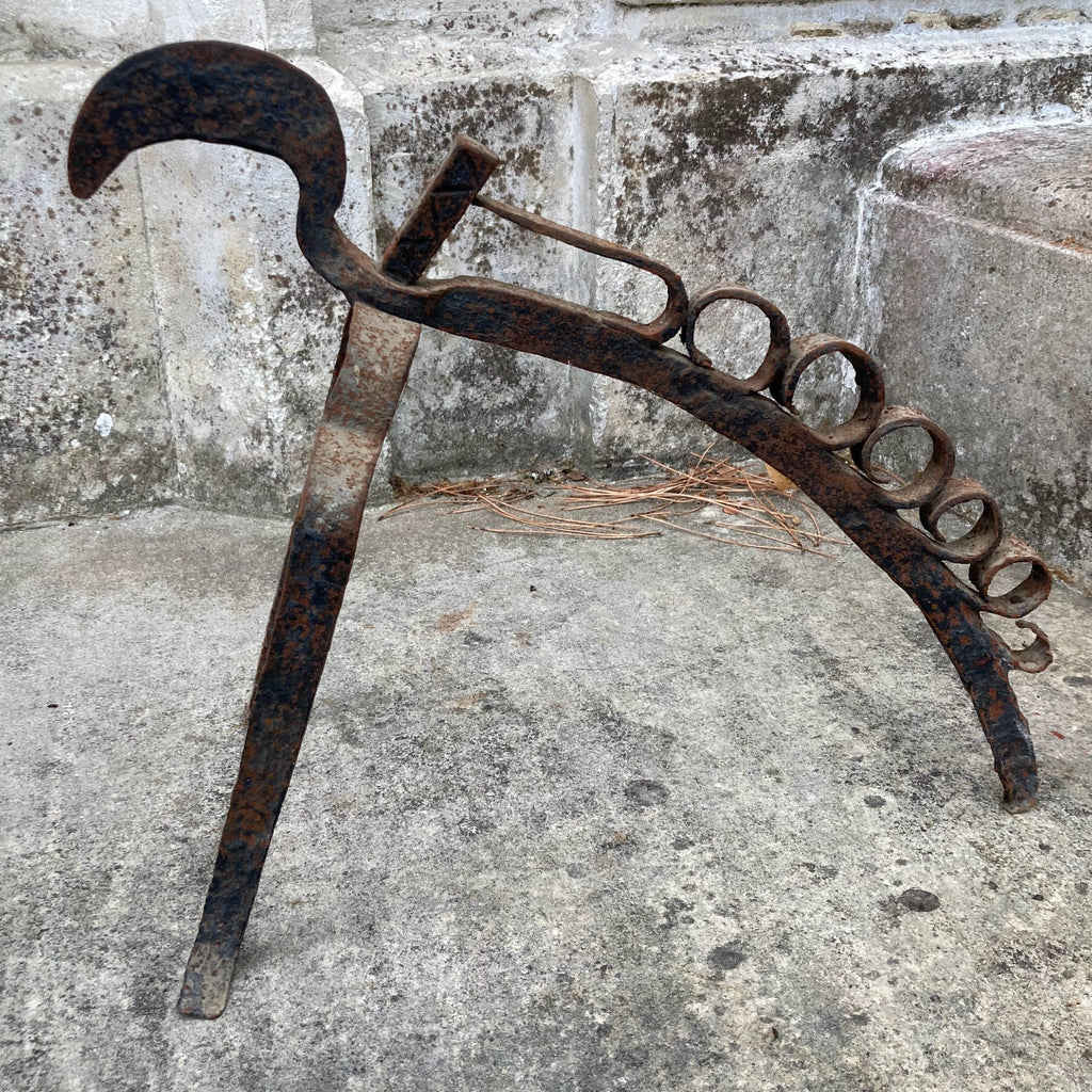 Haute époque,ancien support, porte broche, zoomorphe pour tournebroche en fer forgé. Sud de la France, Pyrénnées.