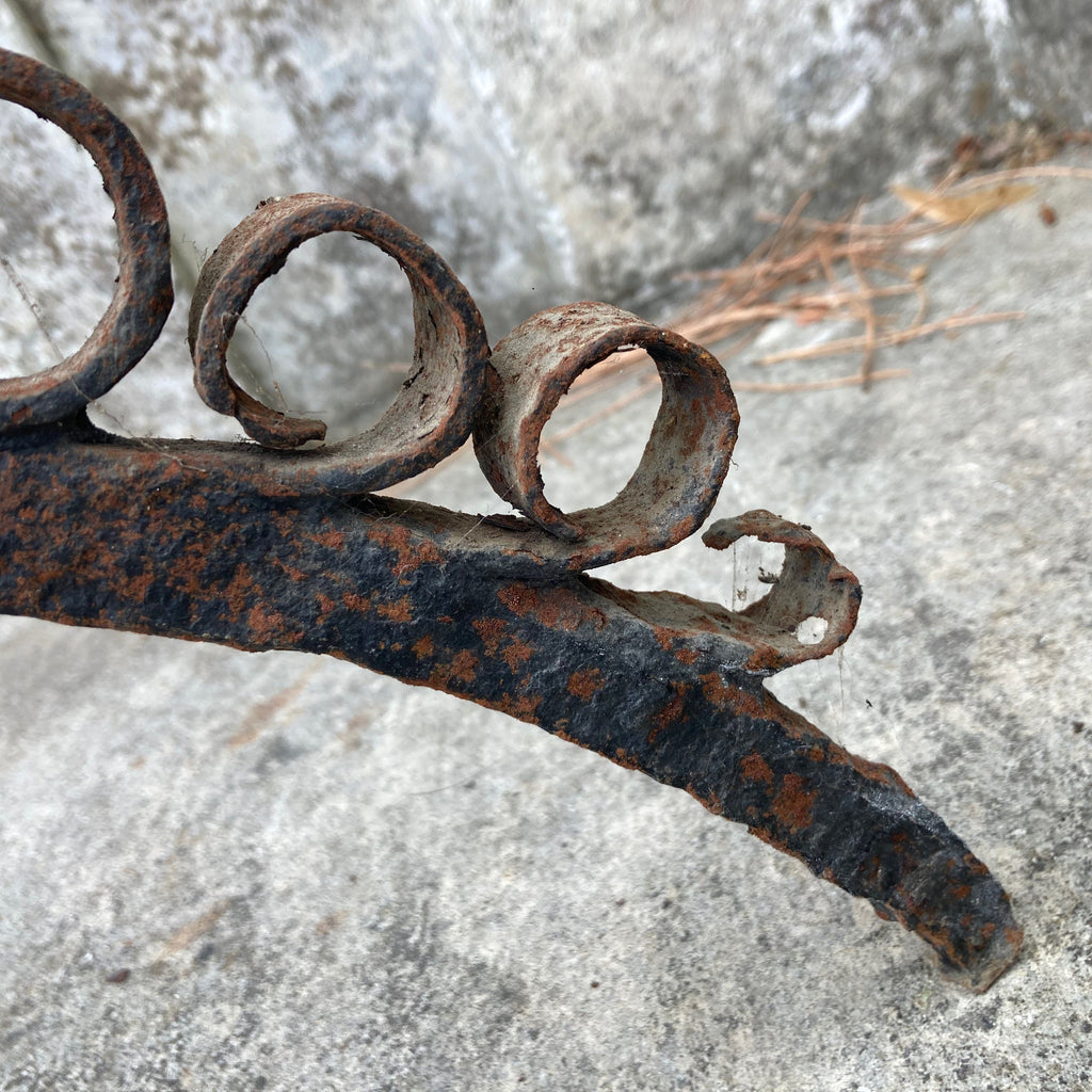 Haute époque,ancien support, porte broche, zoomorphe pour tournebroche en fer forgé. Sud de la France, Pyrénnées.