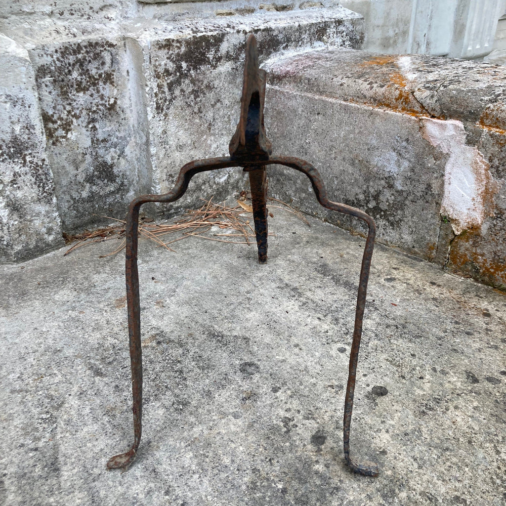 Haute époque,ancien support, porte broche, zoomorphe pour tournebroche en fer forgé. Sud de la France, Pyrénnées.