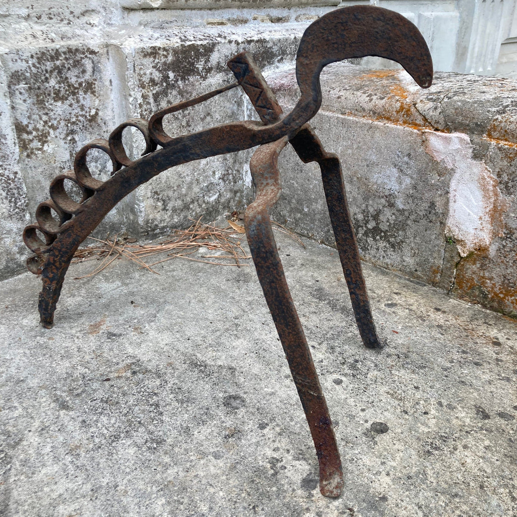 Haute époque,ancien support, porte broche, zoomorphe pour tournebroche en fer forgé. Sud de la France, Pyrénnées.