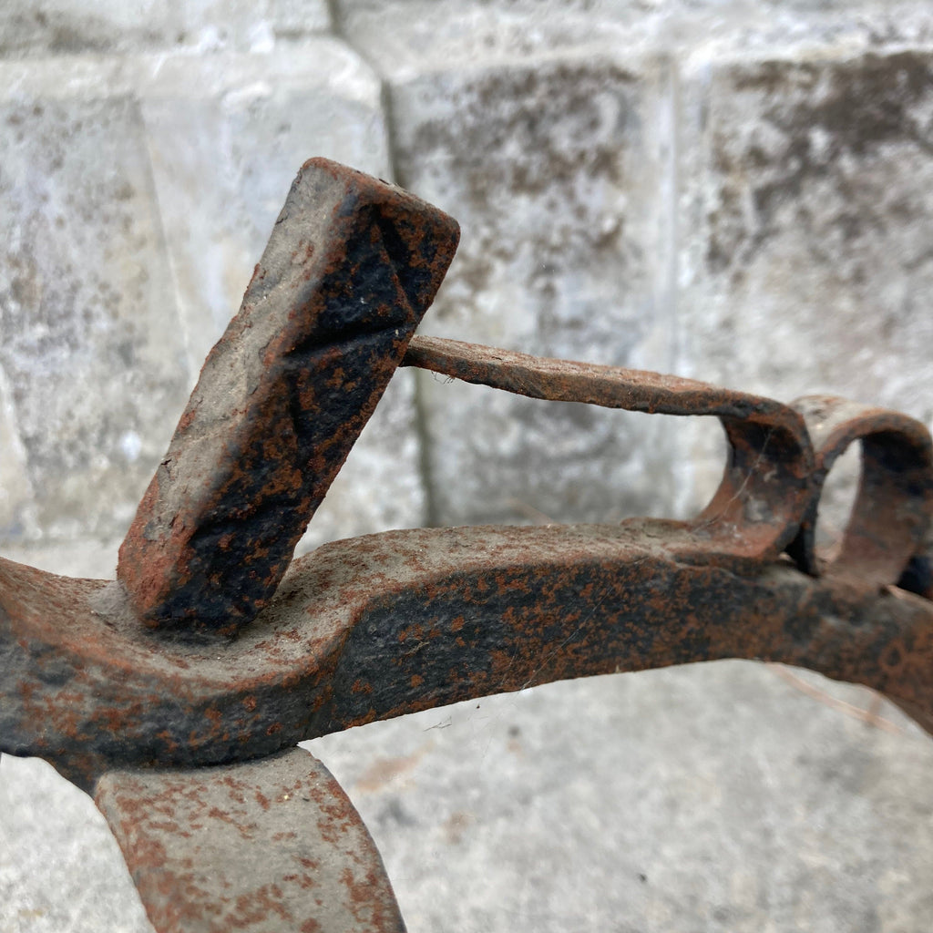 Haute époque,ancien support, porte broche, zoomorphe pour tournebroche en fer forgé. Sud de la France, Pyrénnées.