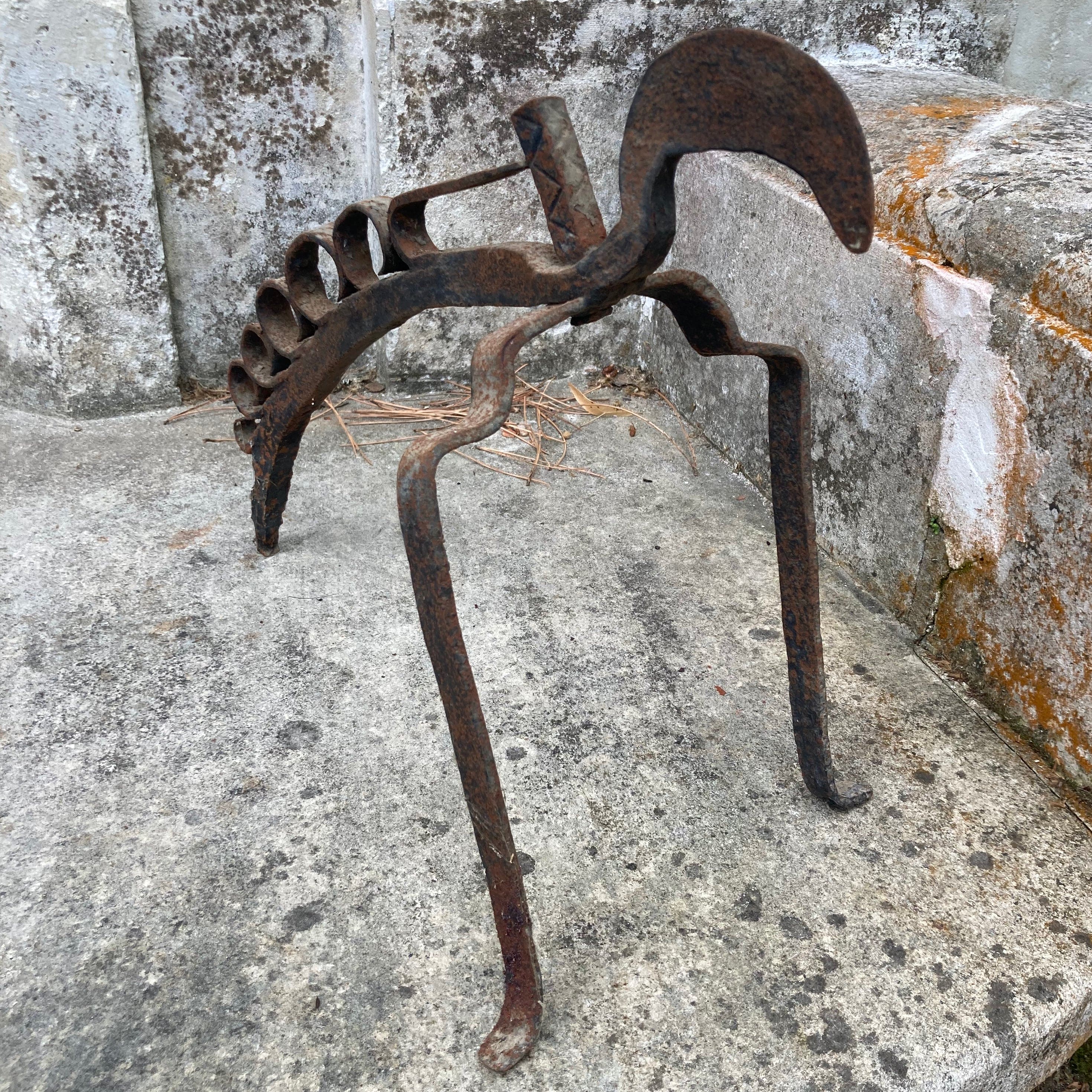 Haute époque,ancien support, porte broche, zoomorphe pour tournebroche en fer forgé. Sud de la France, Pyrénnées.