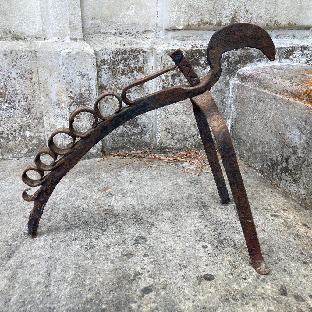 Haute époque,ancien support, porte broche, zoomorphe pour tournebroche en fer forgé. Sud de la France, Pyrénnées.