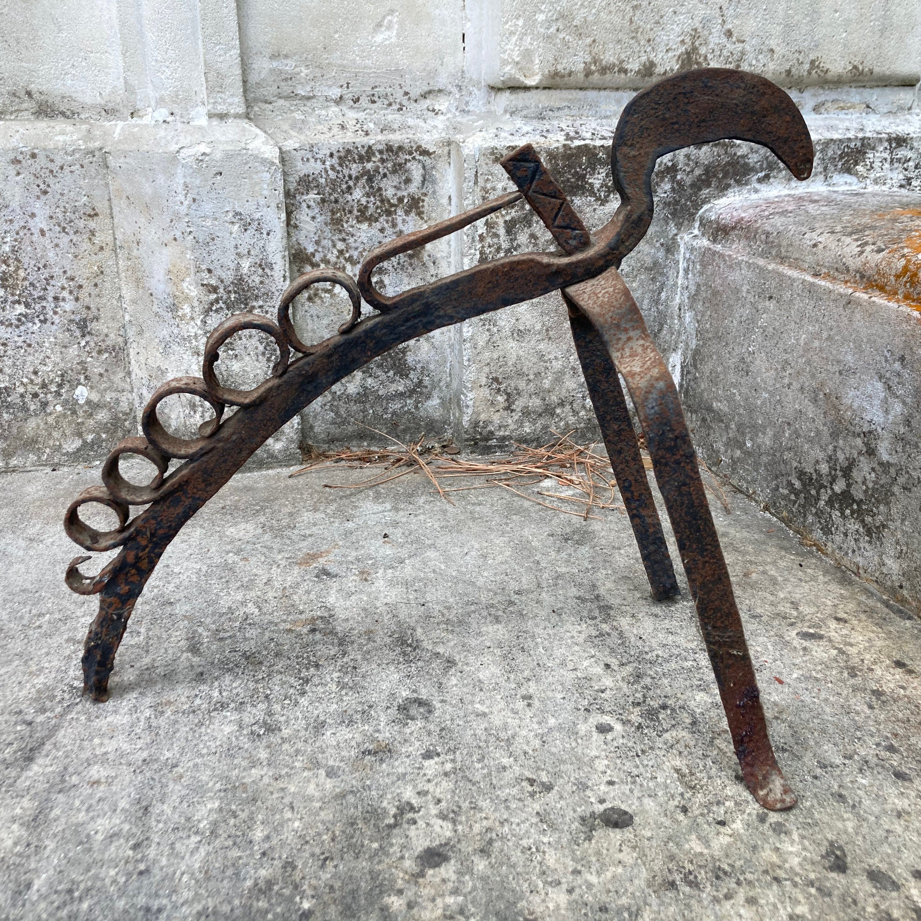 Haute époque,ancien support, porte broche, zoomorphe pour tournebroche en fer forgé. Sud de la France, Pyrénnées.