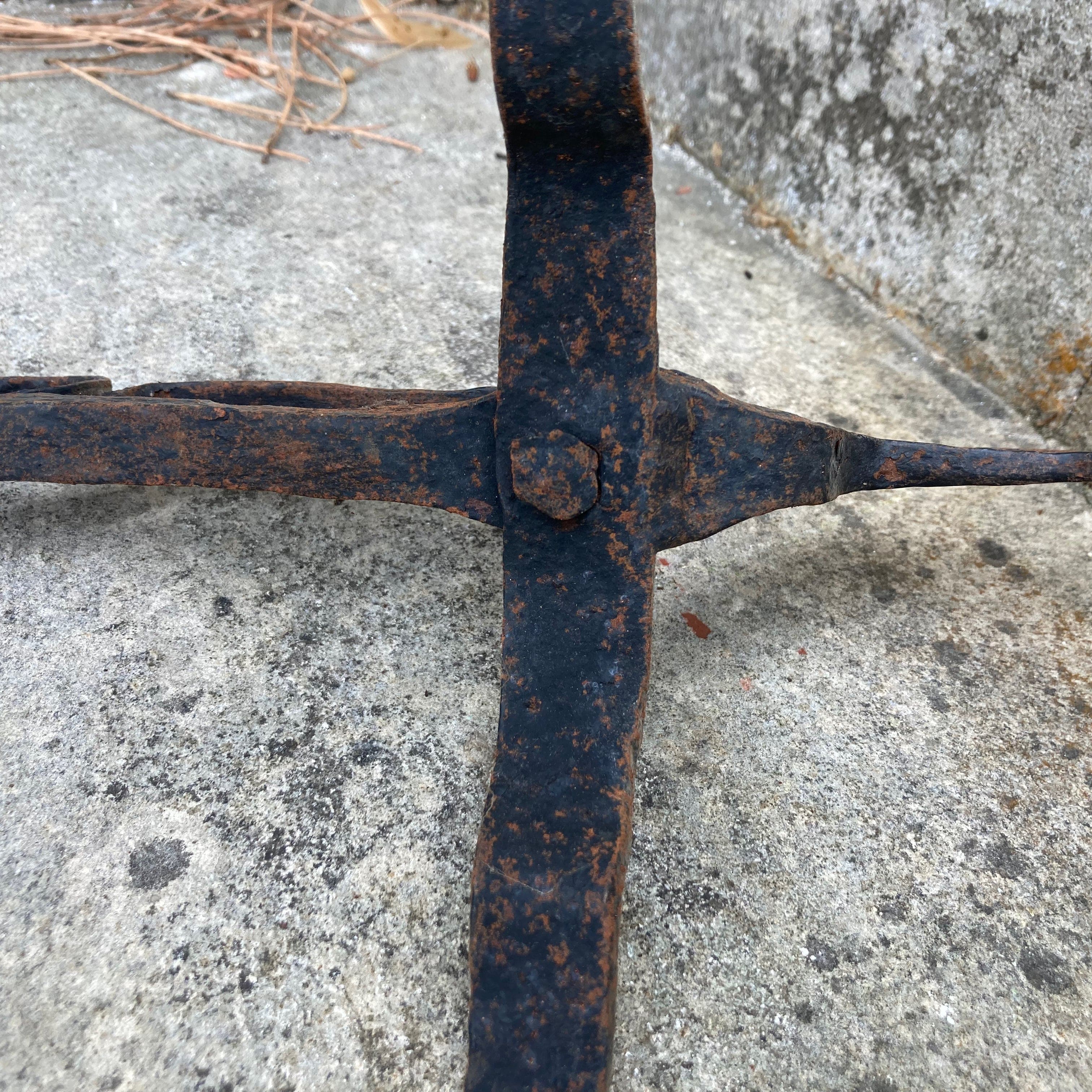 Haute époque,ancien support, porte broche, zoomorphe pour tournebroche en fer forgé. Sud de la France, Pyrénnées.