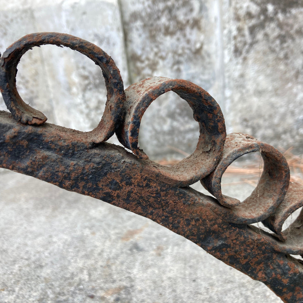 Haute époque,ancien support, porte broche, zoomorphe pour tournebroche en fer forgé. Sud de la France, Pyrénnées.