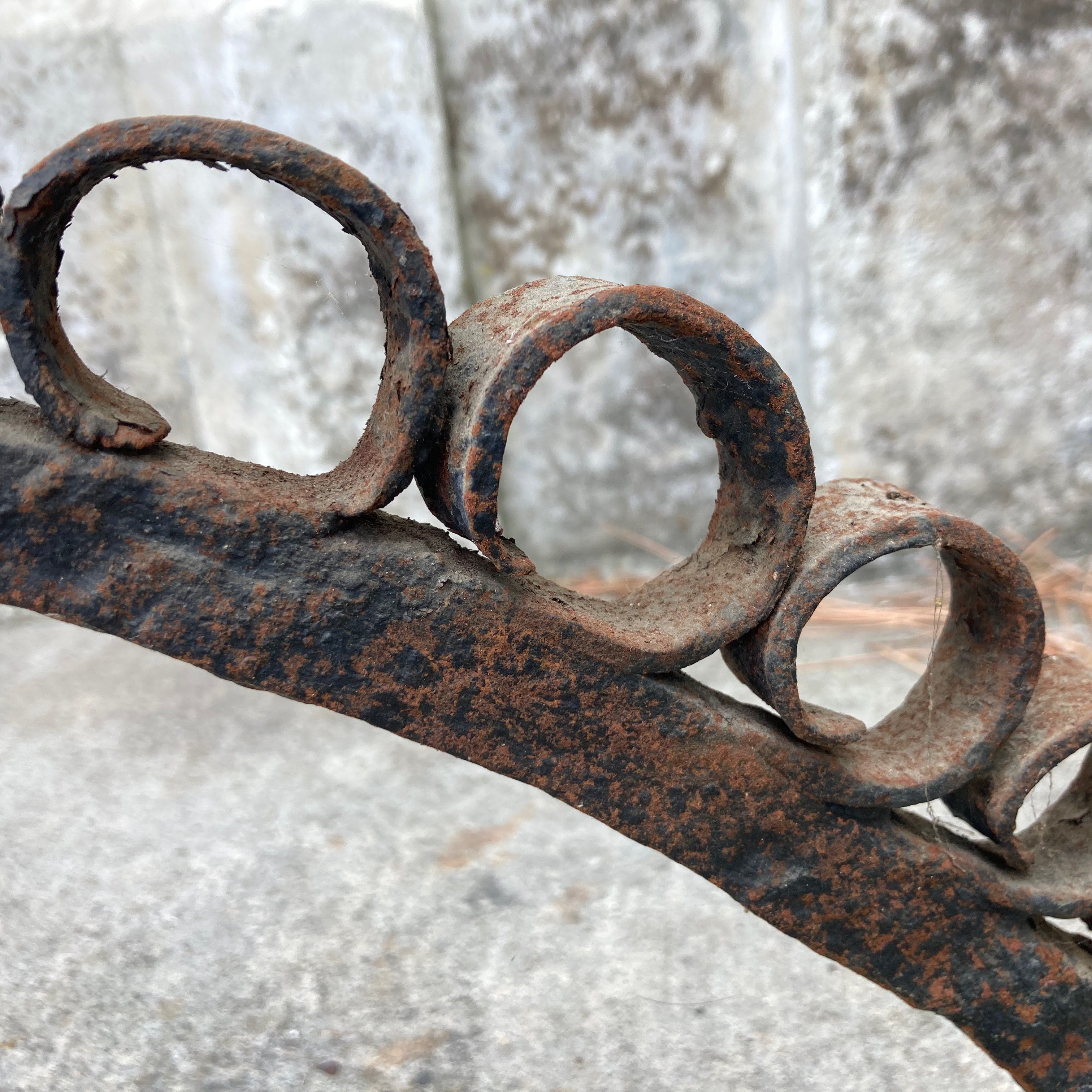 Haute époque,ancien support, porte broche, zoomorphe pour tournebroche en fer forgé. Sud de la France, Pyrénnées.
