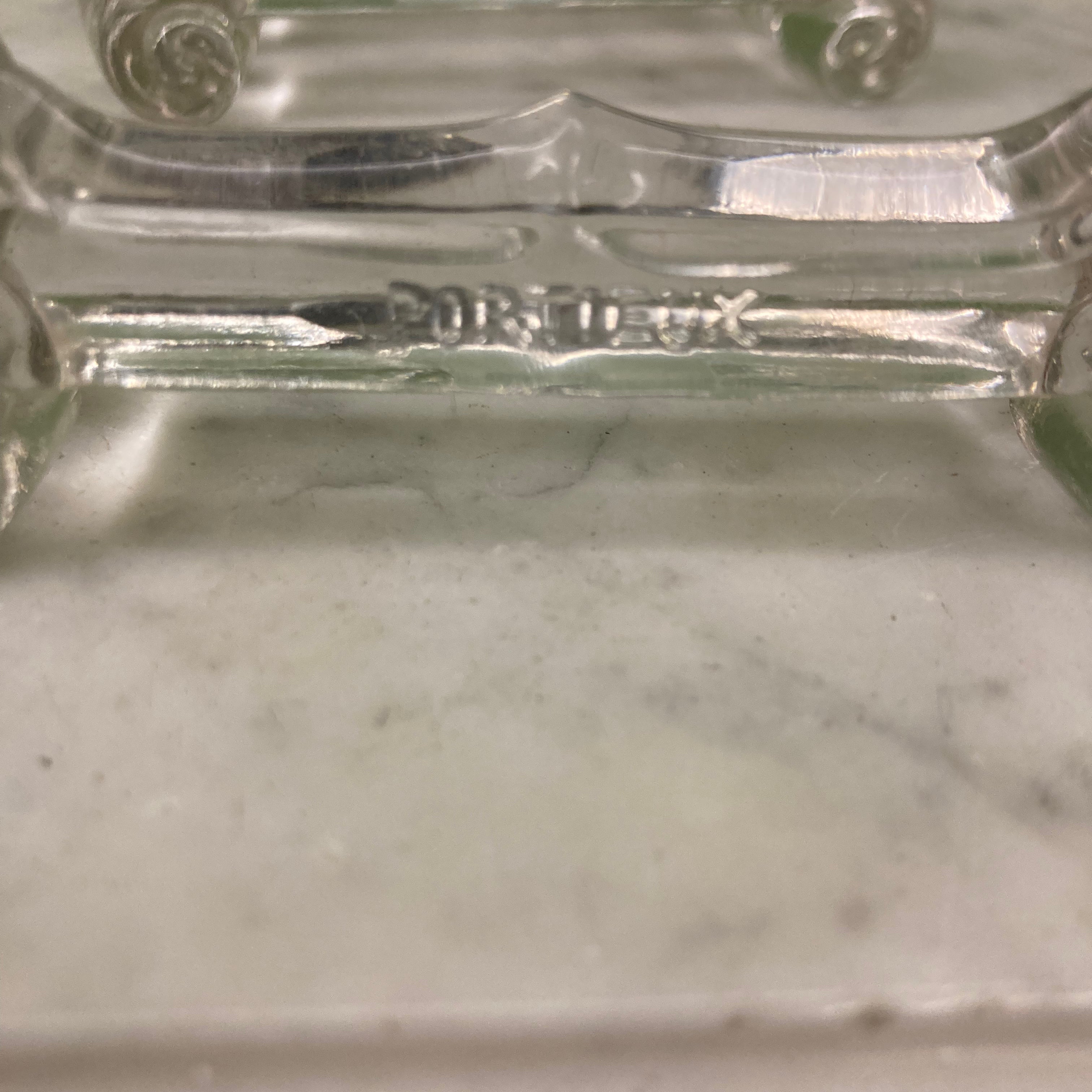 Série de 7 porte-couteaux en cristal moulé de Portieux