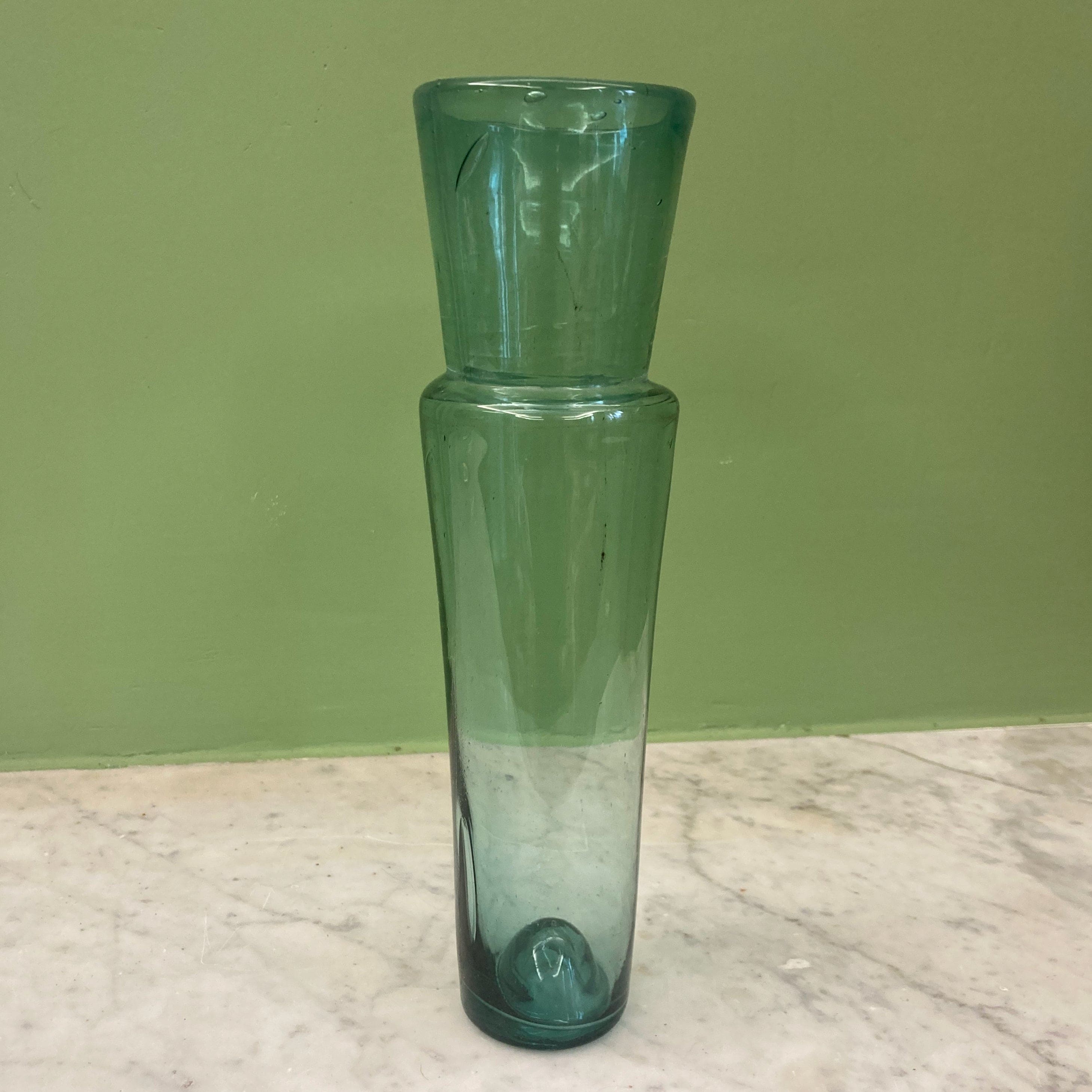 Ancien pot  à conserves fin XVIIIème en verre soufflé de forme conique.