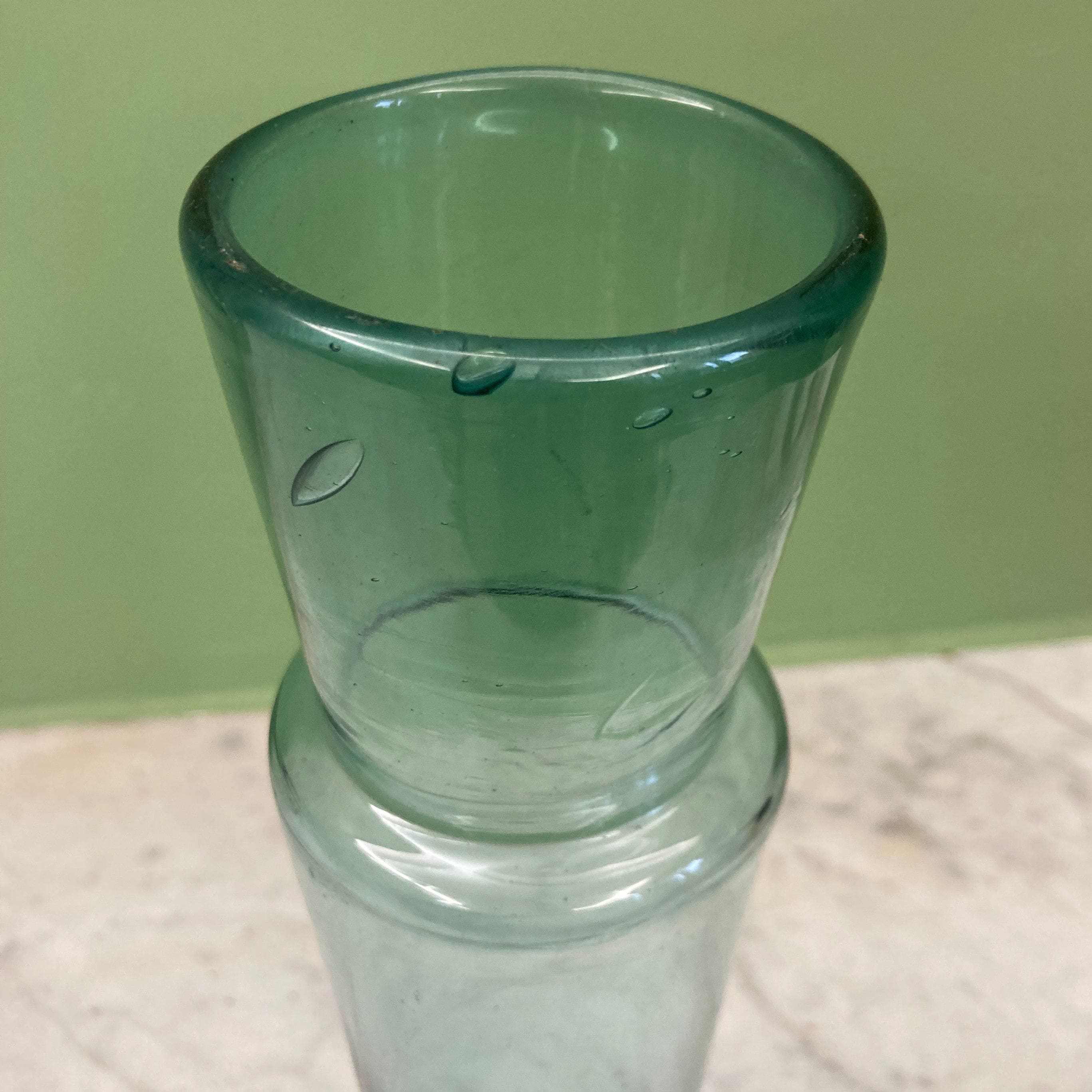 Ancien pot  à conserves fin XVIIIème en verre soufflé de forme conique.