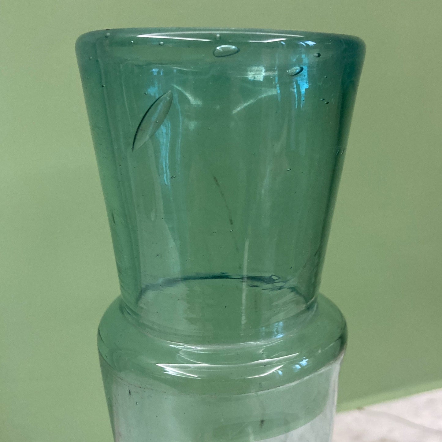 Ancien pot  à conserves fin XVIIIème en verre soufflé de forme conique.