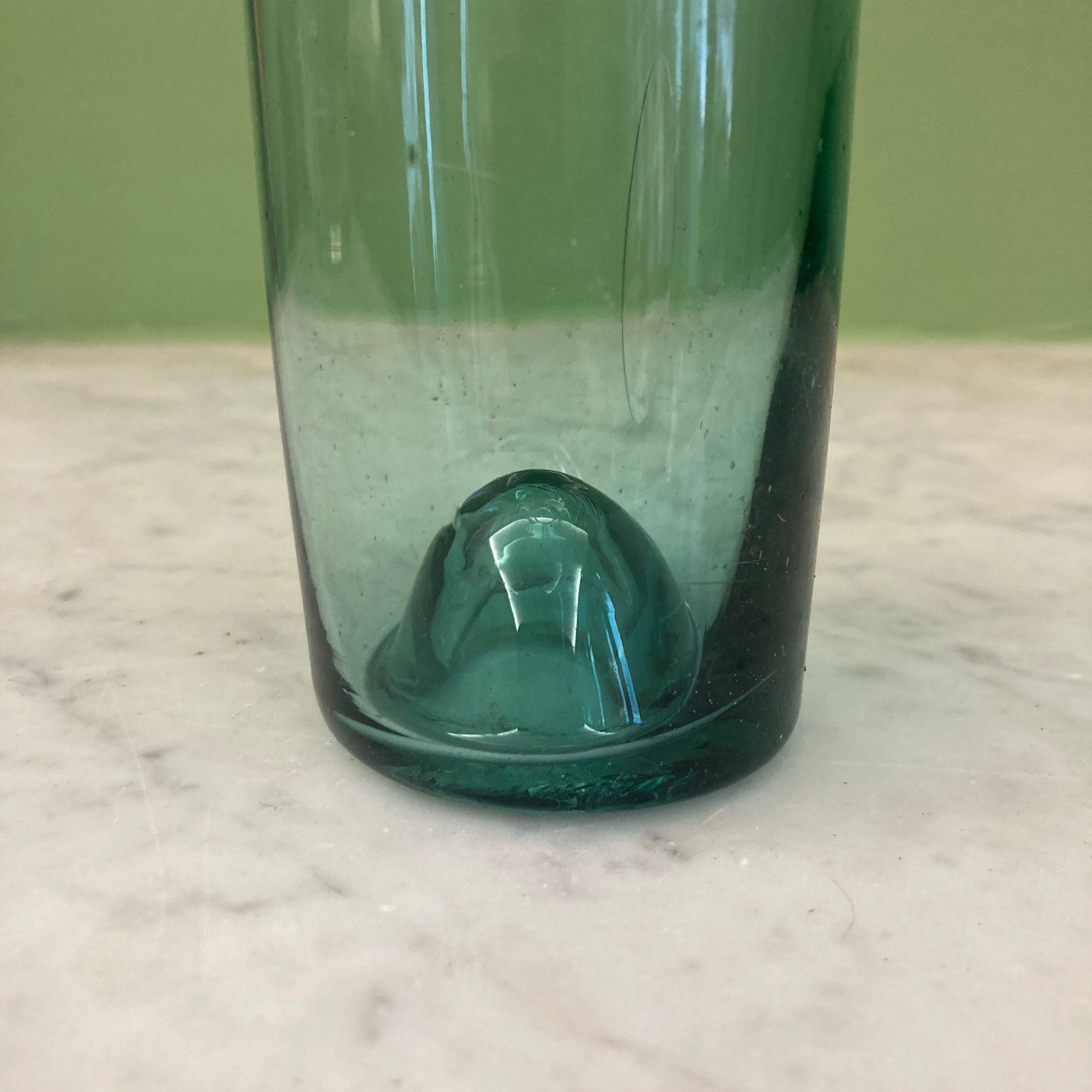 Ancien pot  à conserves fin XVIIIème en verre soufflé de forme conique.