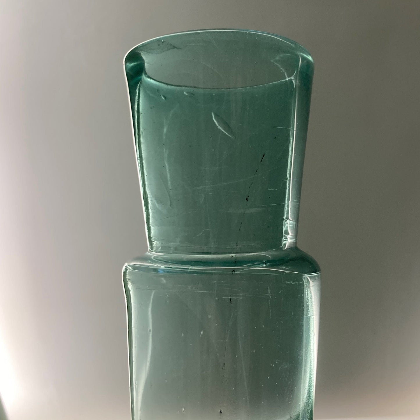 Ancien pot  à conserves fin XVIIIème en verre soufflé de forme conique.