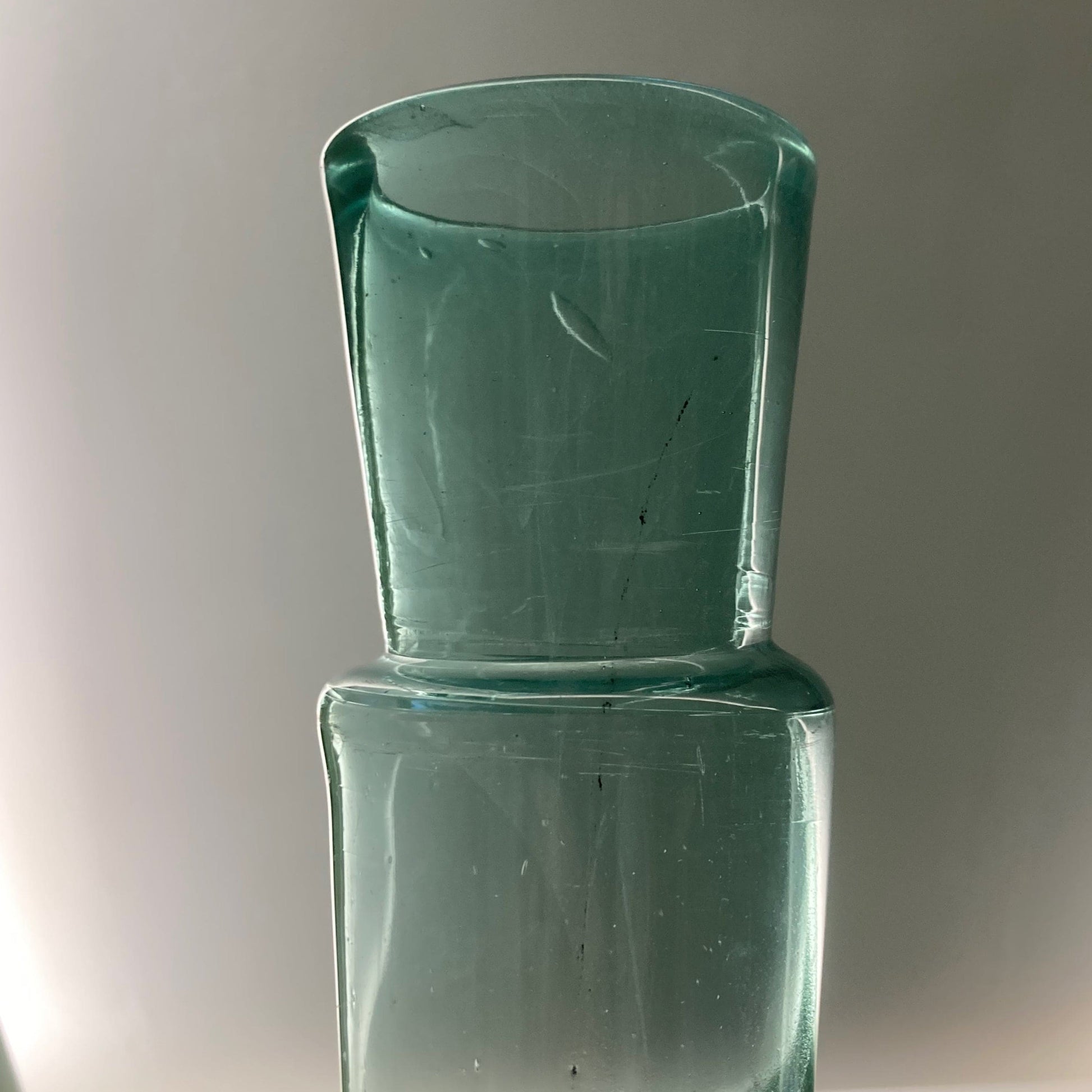 Ancien pot  à conserves fin XVIIIème en verre soufflé de forme conique.