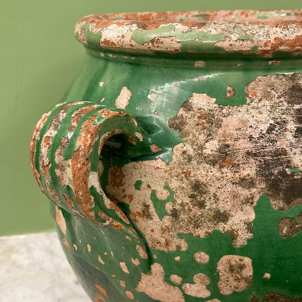 Ancien pot à confit en terre cuite vernissée verte.