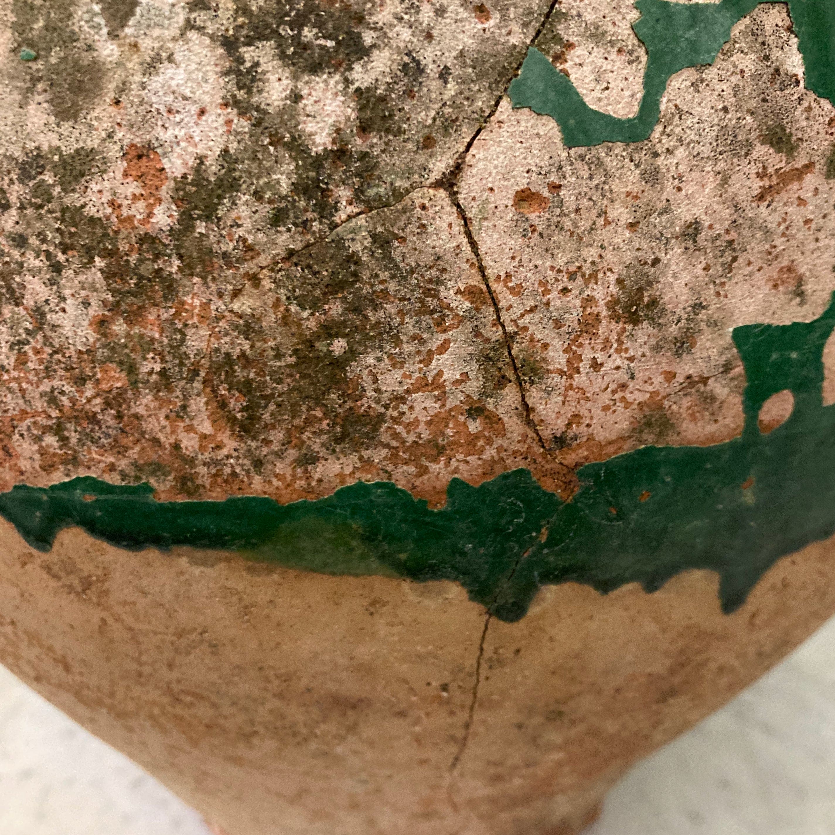 Ancien pot à confit en terre cuite vernissée verte.