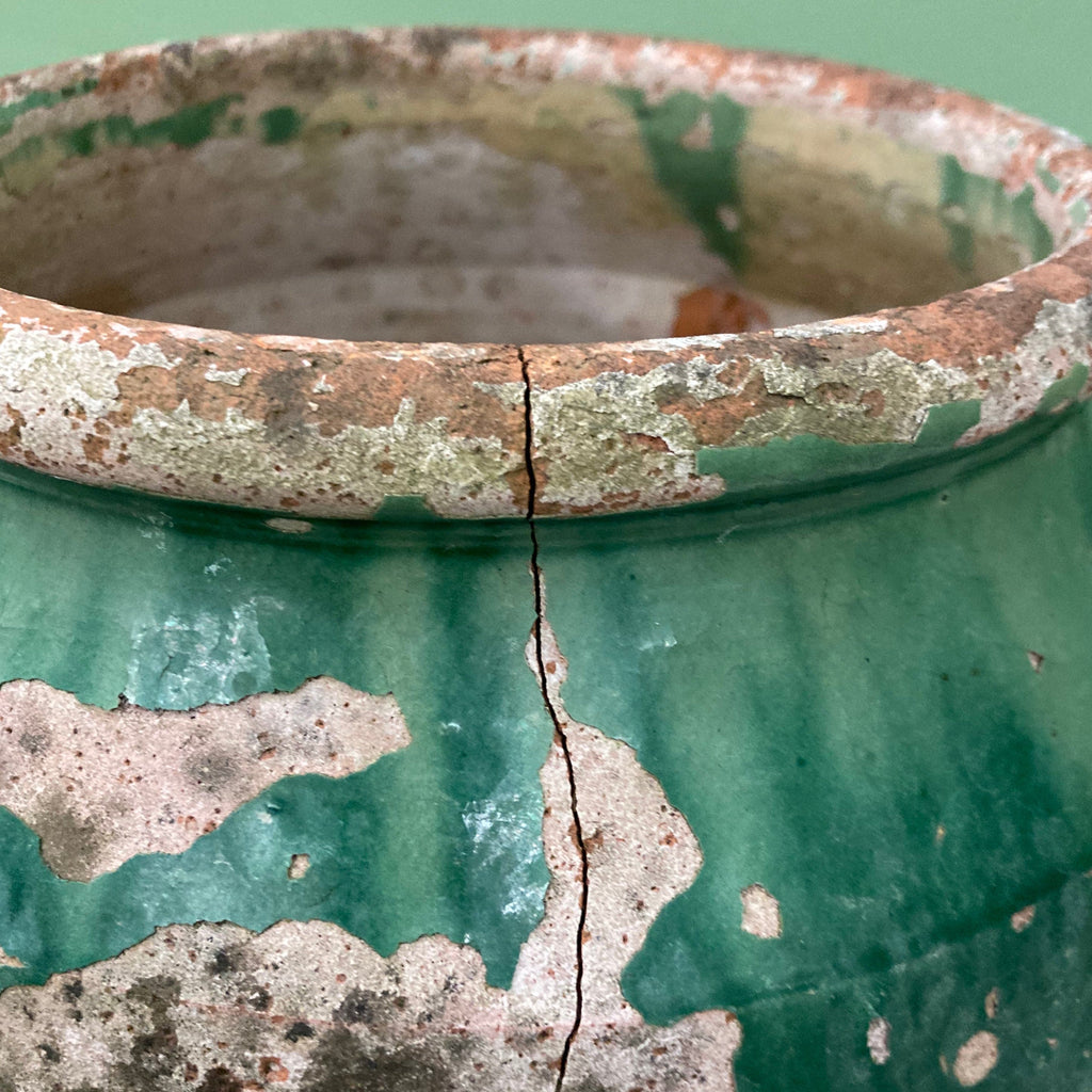 Ancien pot à confit en terre cuite vernissée verte.