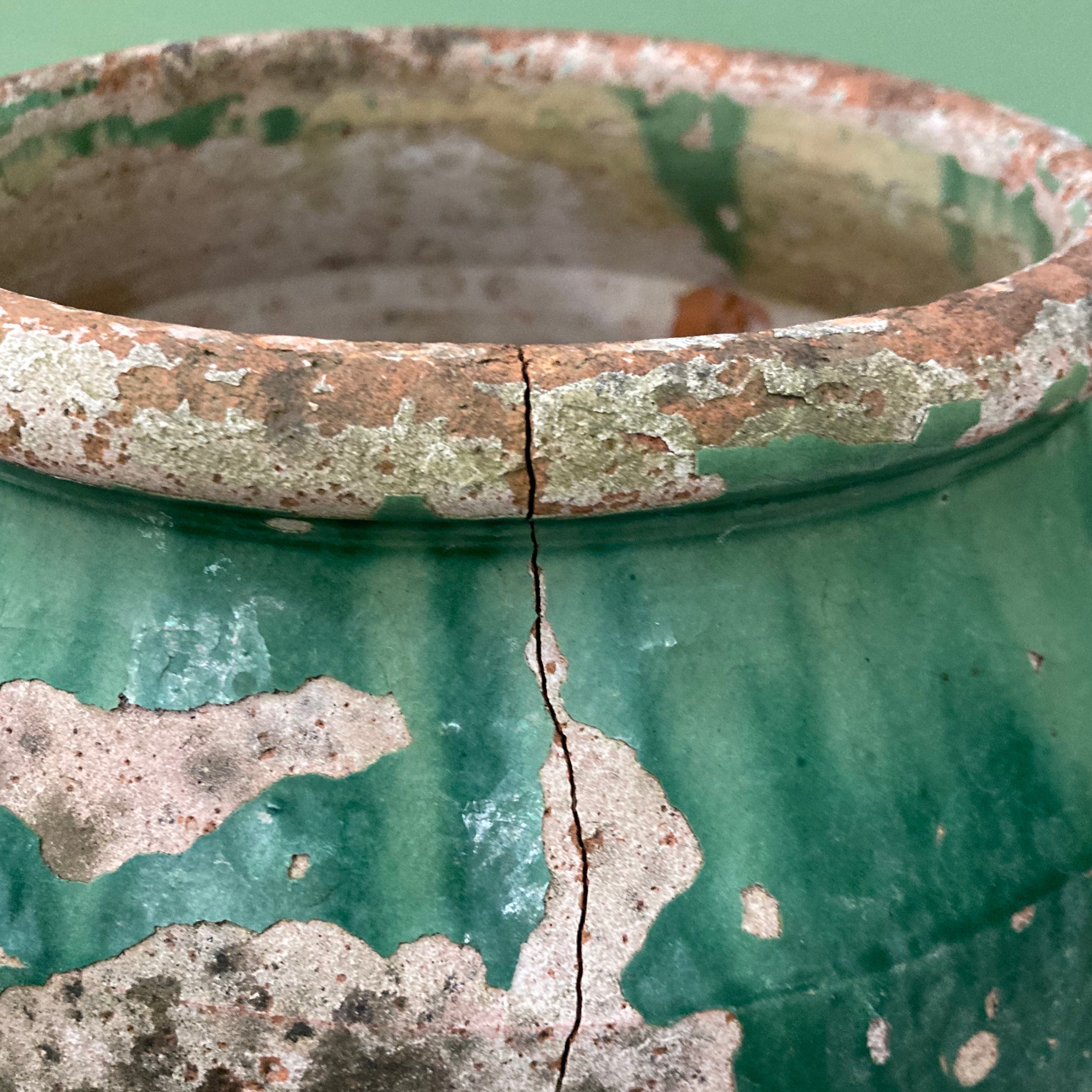 Ancien pot à confit en terre cuite vernissée verte.