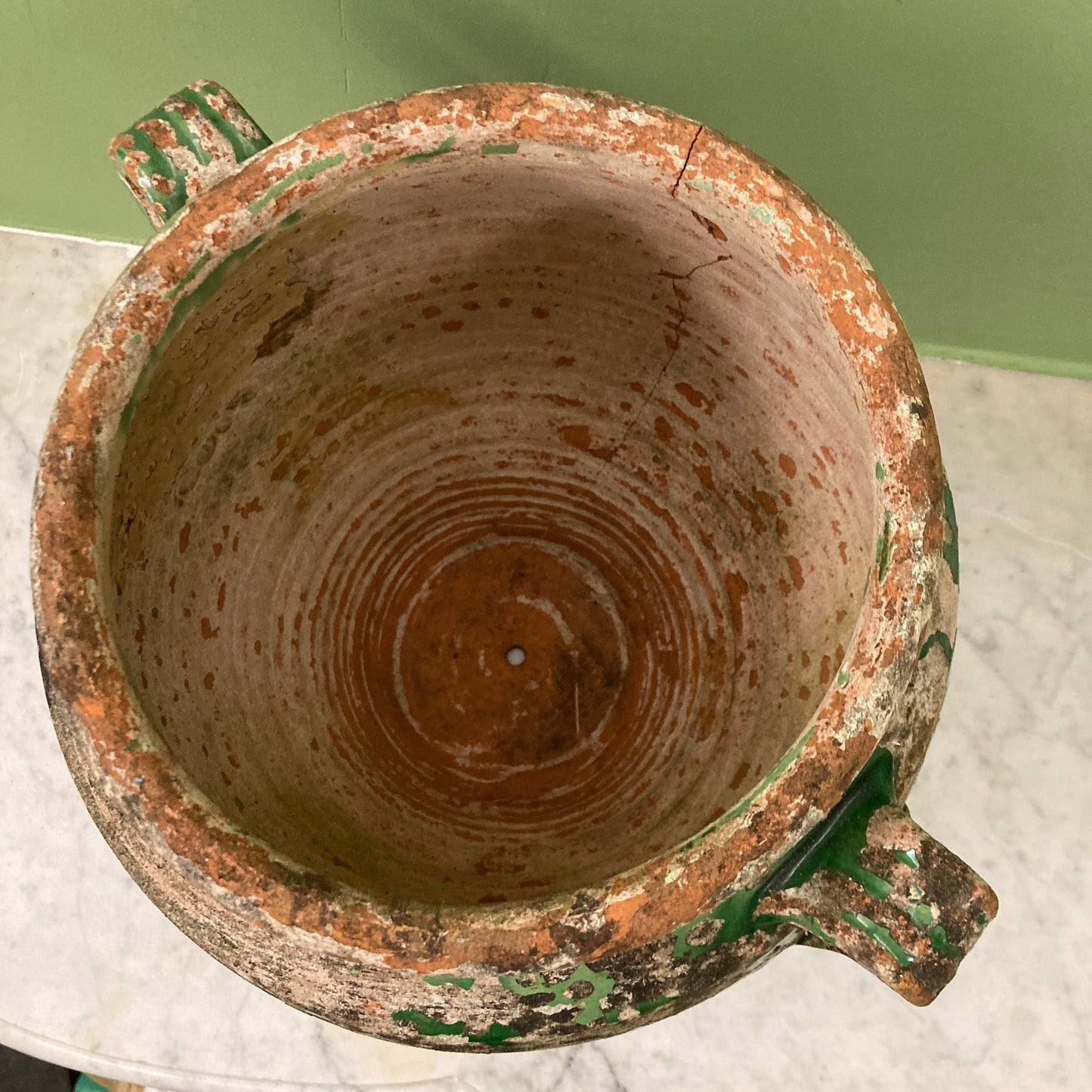 Ancien pot à confit en terre cuite vernissée verte.