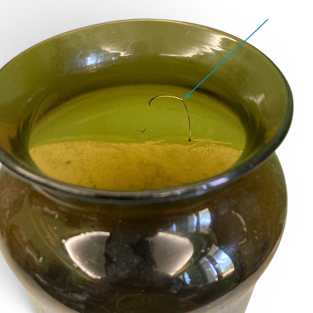 Ancien pot à cornichon en verre soufflé.