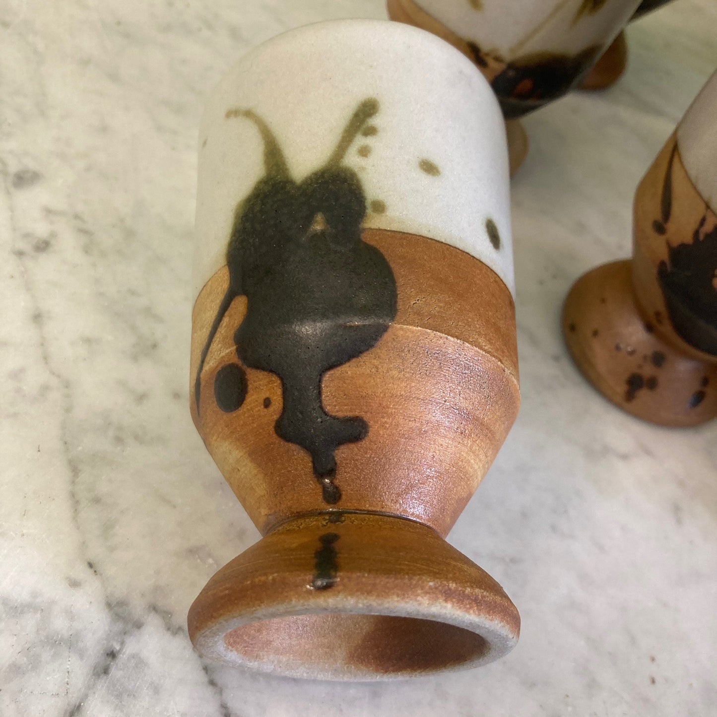 12 tasses en grès émaillé de la Poterie de la Colombe par  Madeleine Brault