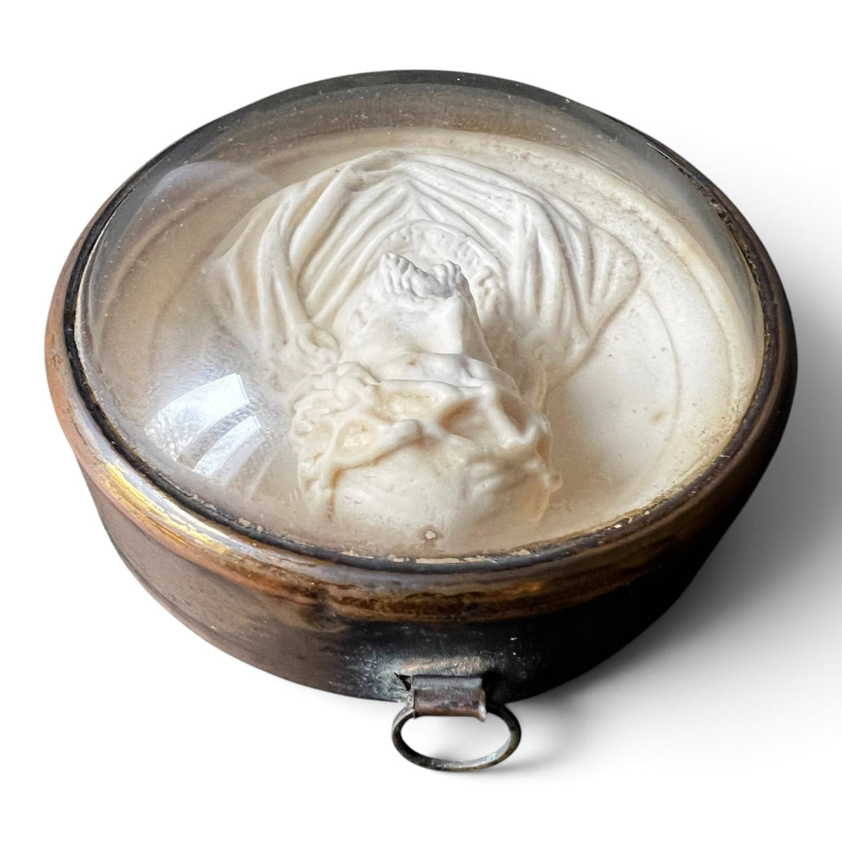 Médaillon circulaire d'époque fin XIXe siècle en laiton et verre bombé abritant un haut-relief représentant le Christ à la couronne d'épines.