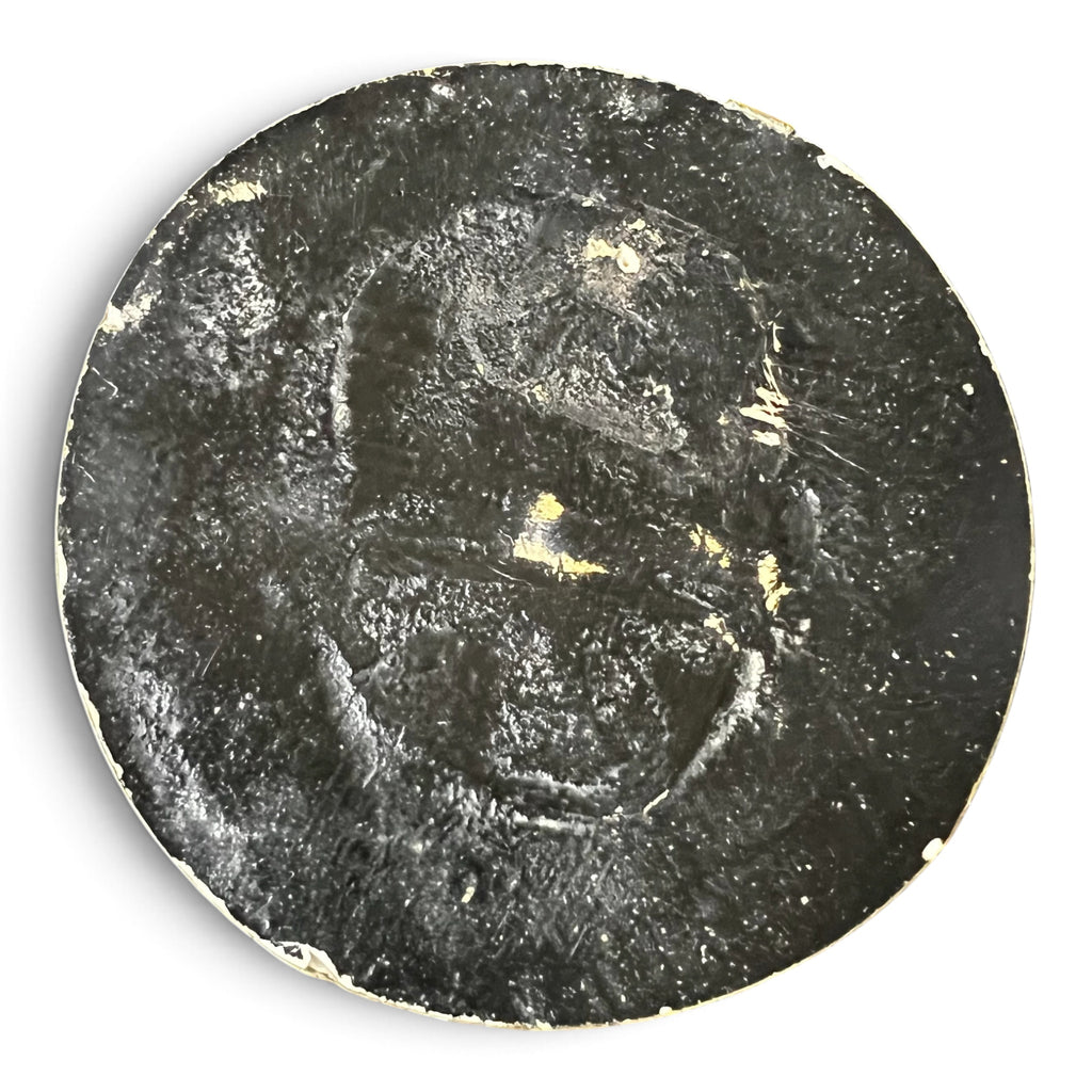 Médaillon circulaire d'époque fin XIXe siècle en laiton et verre bombé abritant un haut-relief représentant le Christ à la couronne d'épines.