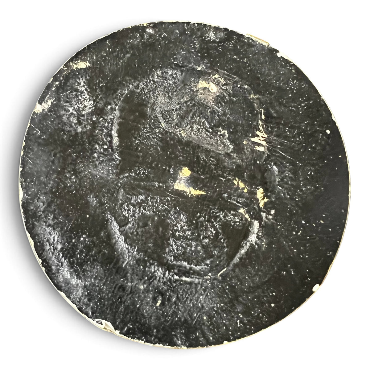 Médaillon circulaire d'époque fin XIXe siècle en laiton et verre bombé abritant un haut-relief représentant le Christ à la couronne d'épines.