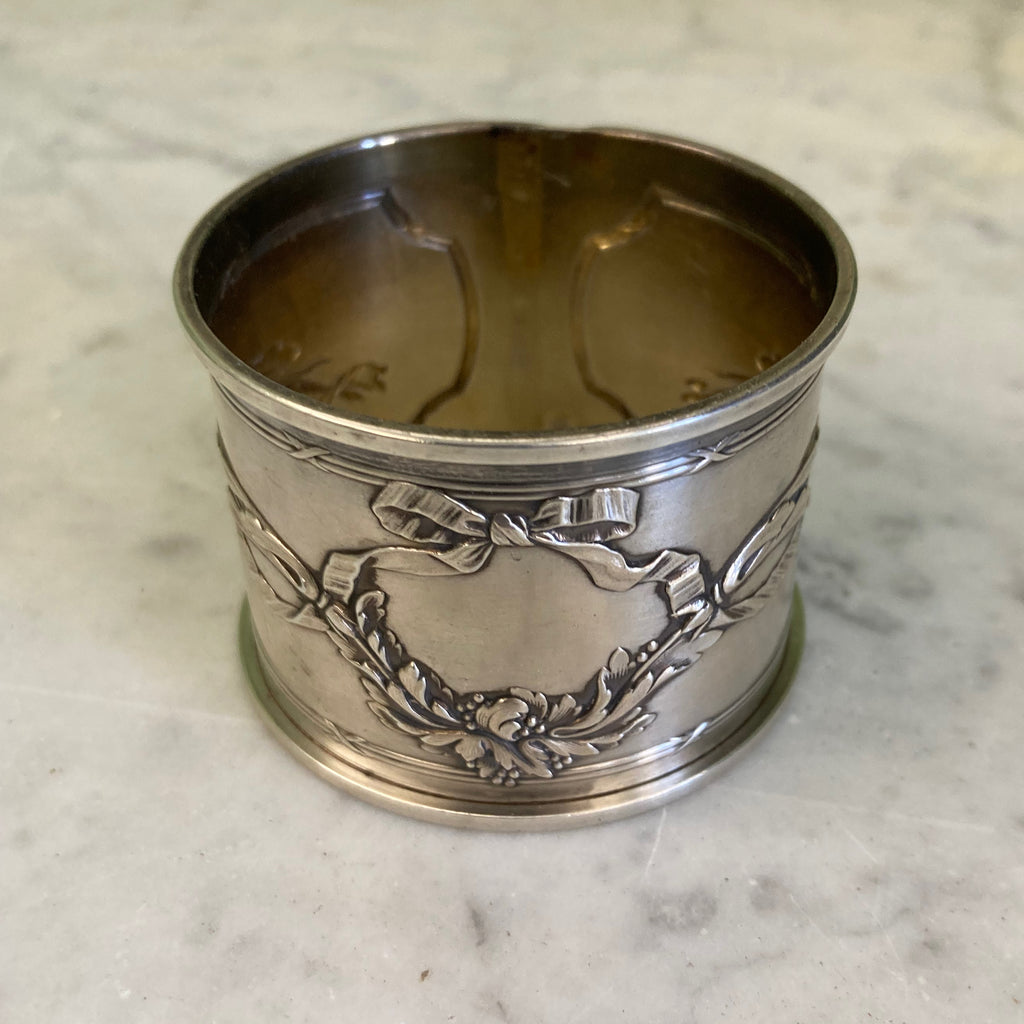 Rond de serviette en argent massif à décor de ruban et guirlandes.
