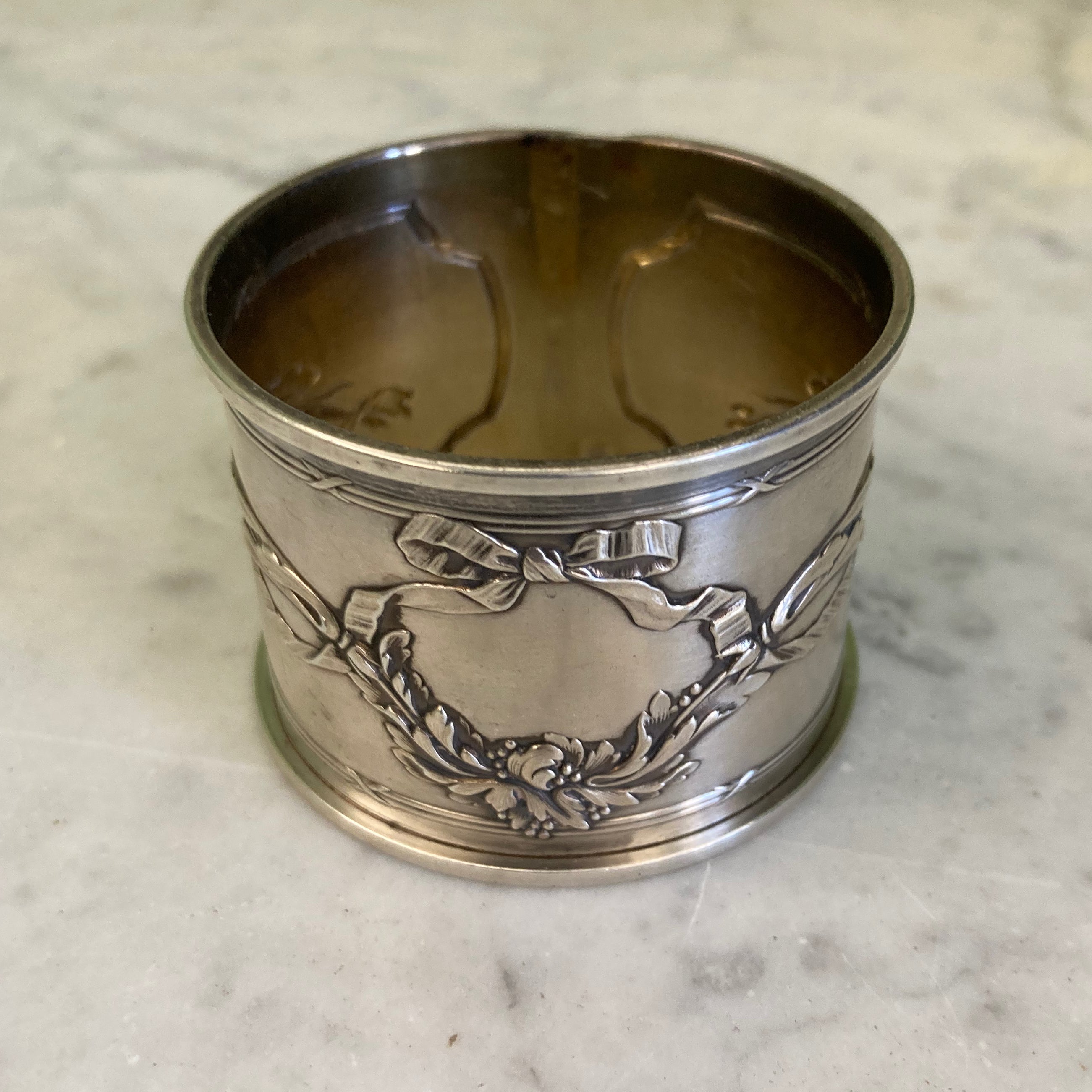 Rond de serviette en argent massif à décor de ruban et guirlandes.