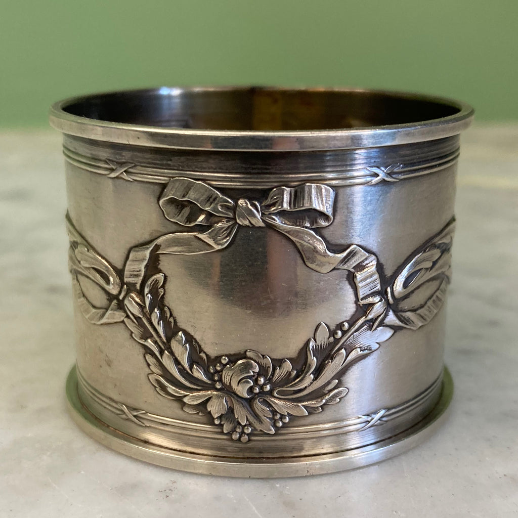 Rond de serviette en argent massif à décor de ruban et guirlandes.
