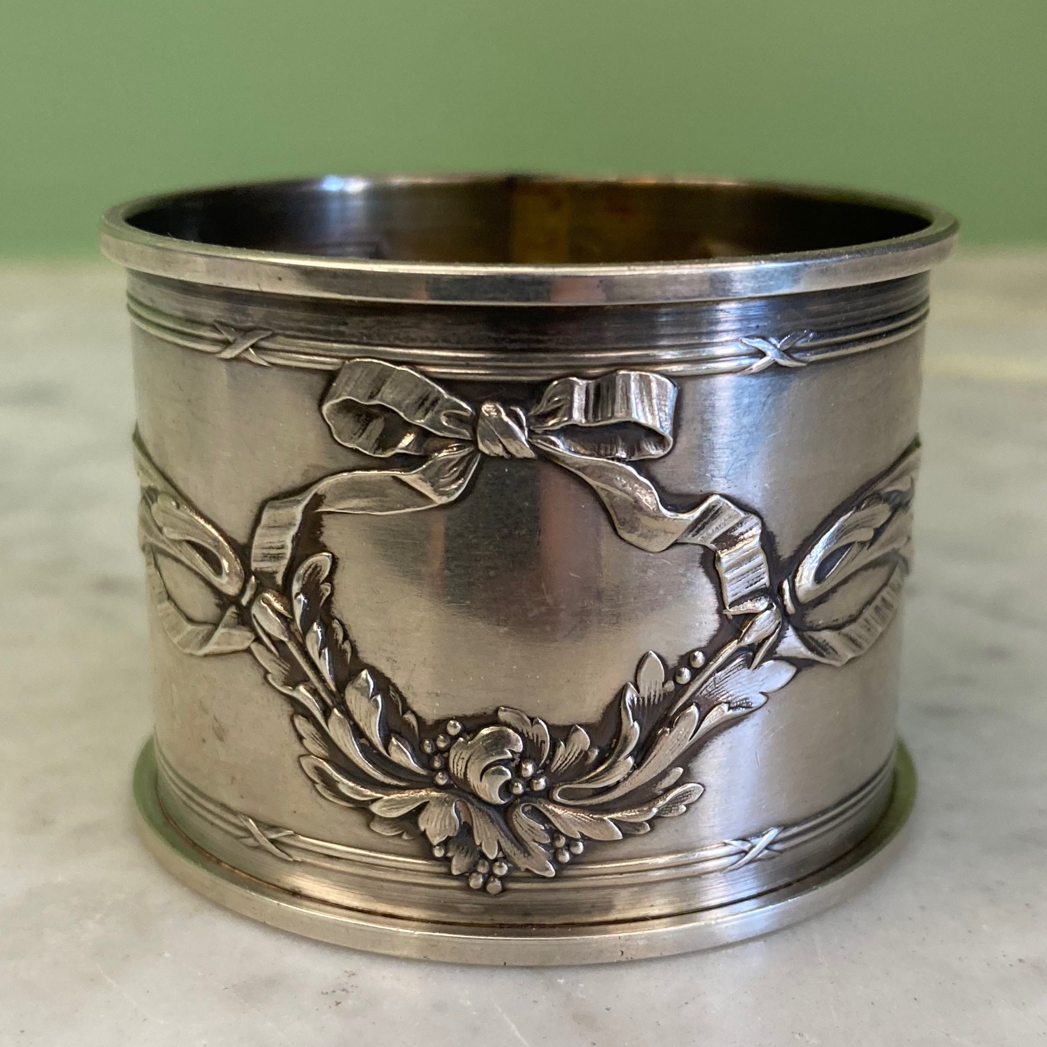 Rond de serviette en argent massif à décor de ruban et guirlandes.