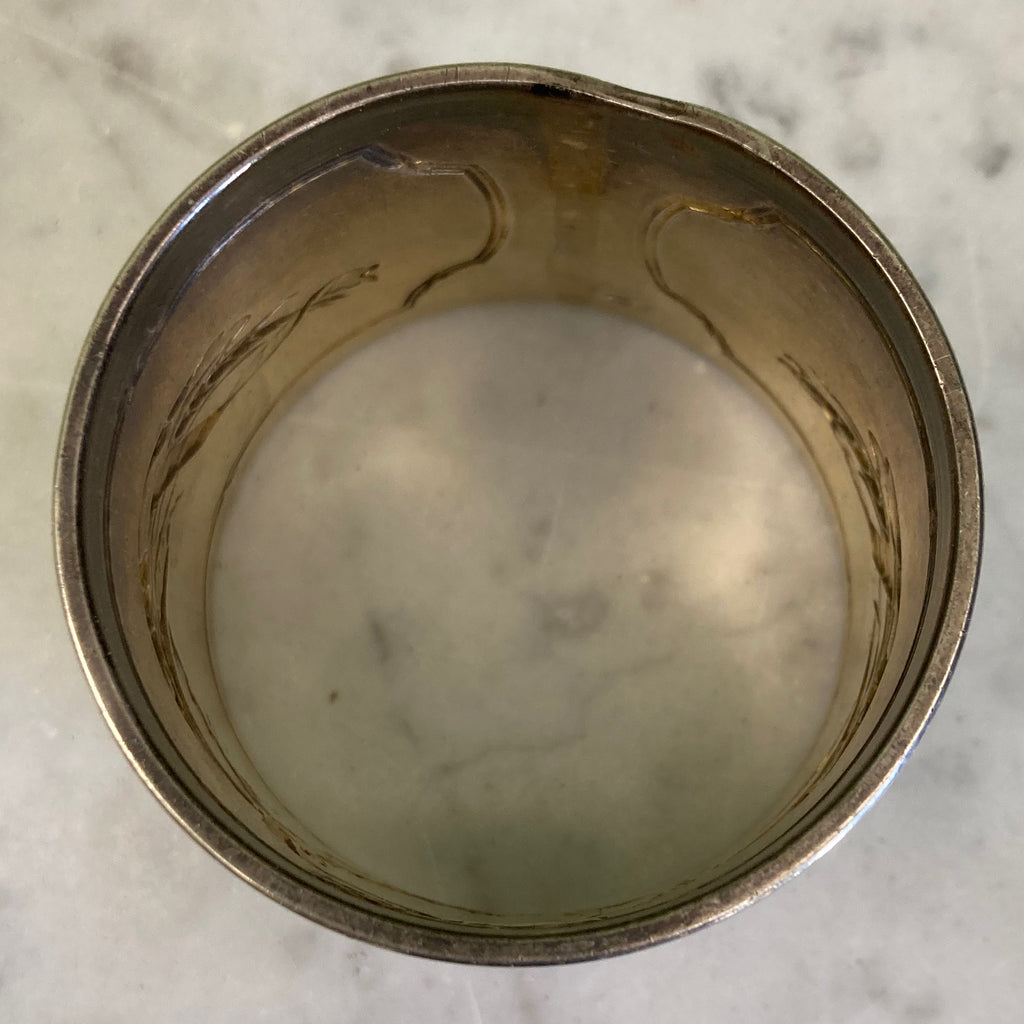 Rond de serviette en argent massif à décor de ruban et guirlandes.