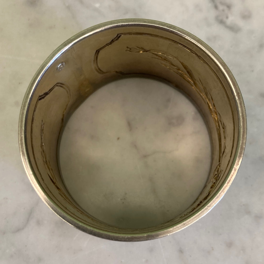 Rond de serviette en argent massif à décor de ruban et guirlandes.