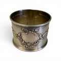 Rond de serviette en argent massif à décor de ruban et guirlandes.