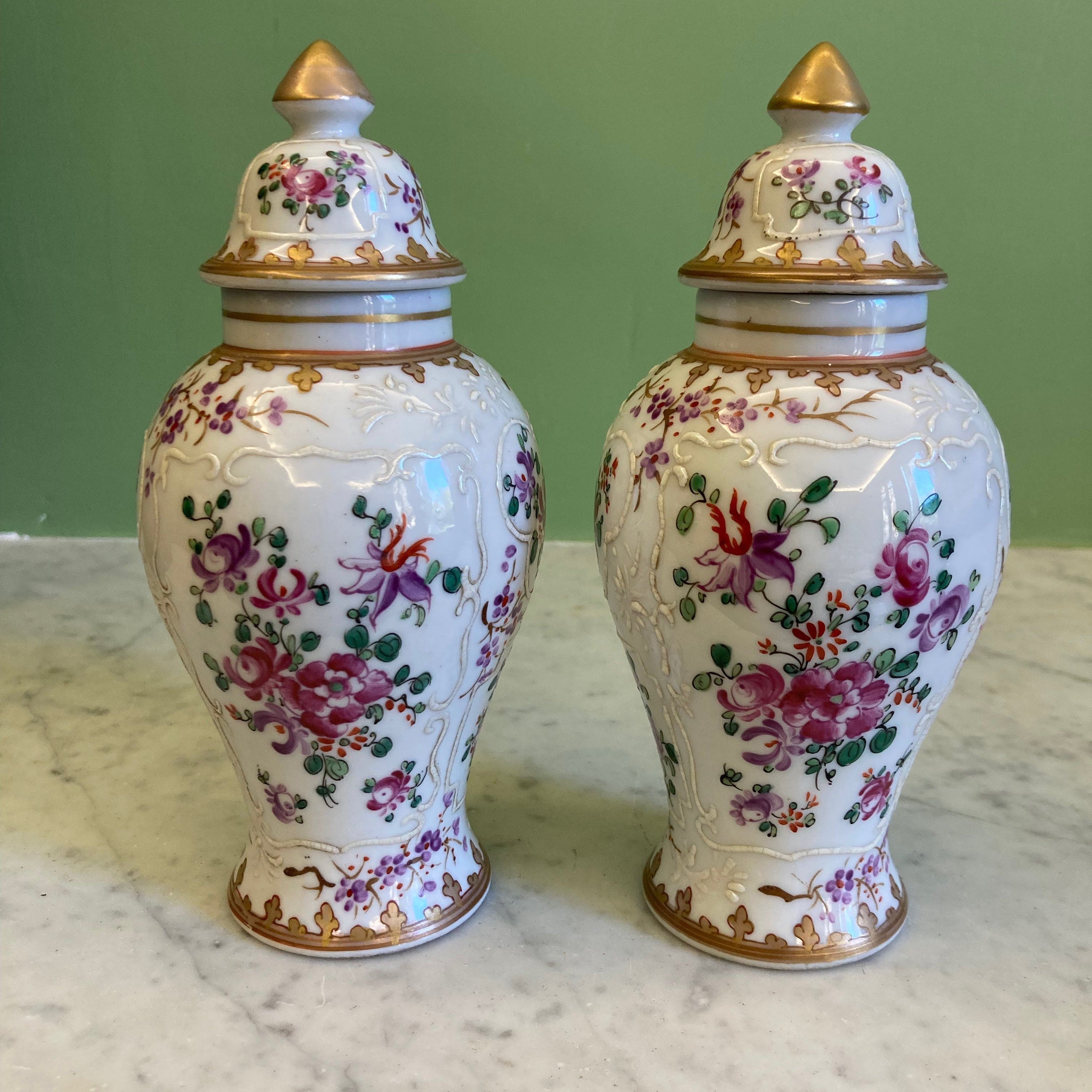 Samson ancienne paire de vases en porcelaine polychrome décor armoiries et fleurs.