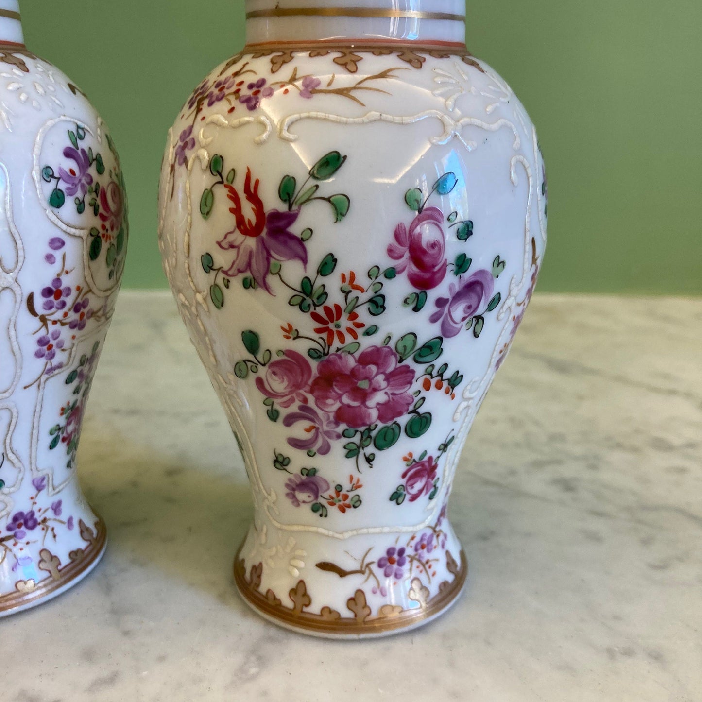 Samson ancienne paire de vases en porcelaine polychrome décor armoiries et fleurs.