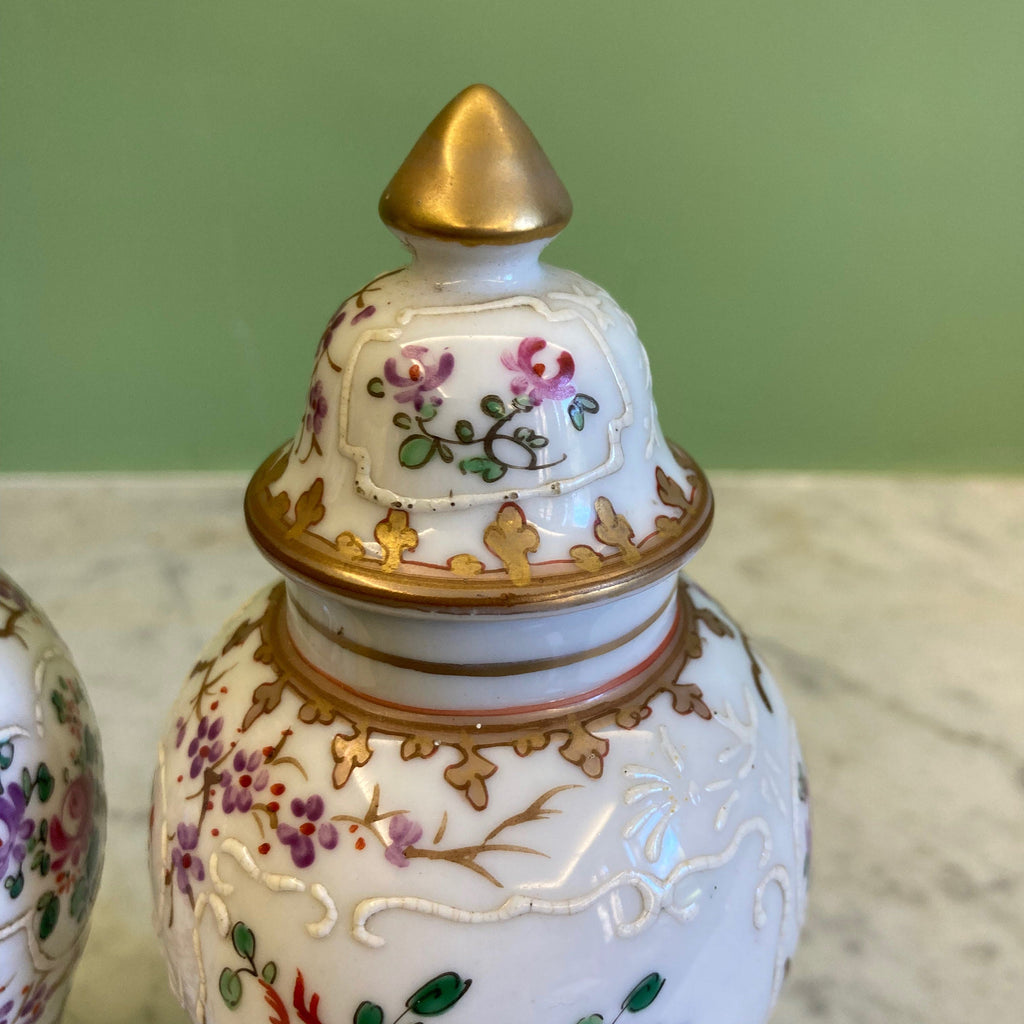 Samson ancienne paire de vases en porcelaine polychrome décor armoiries et fleurs.