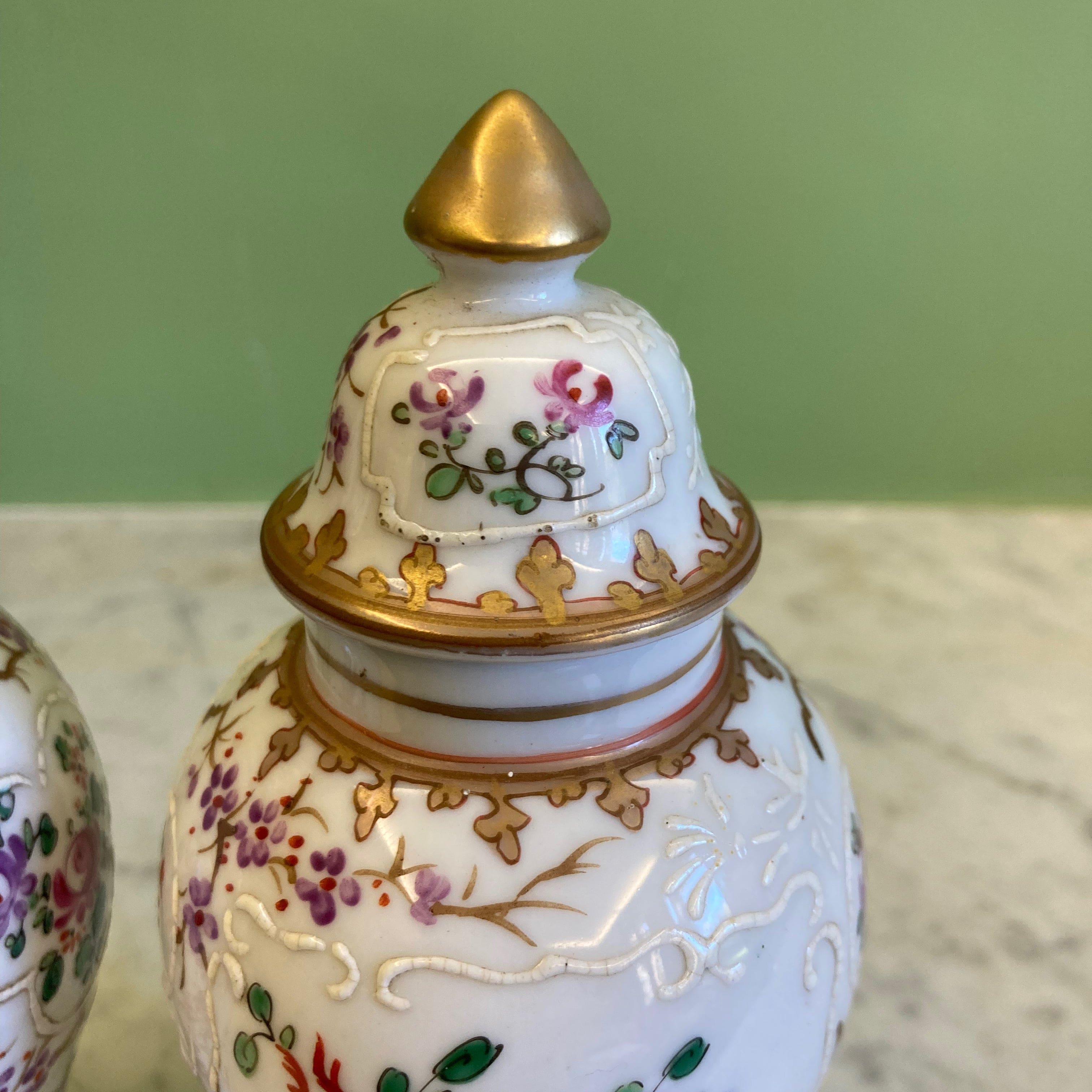 Samson ancienne paire de vases en porcelaine polychrome décor armoiries et fleurs.