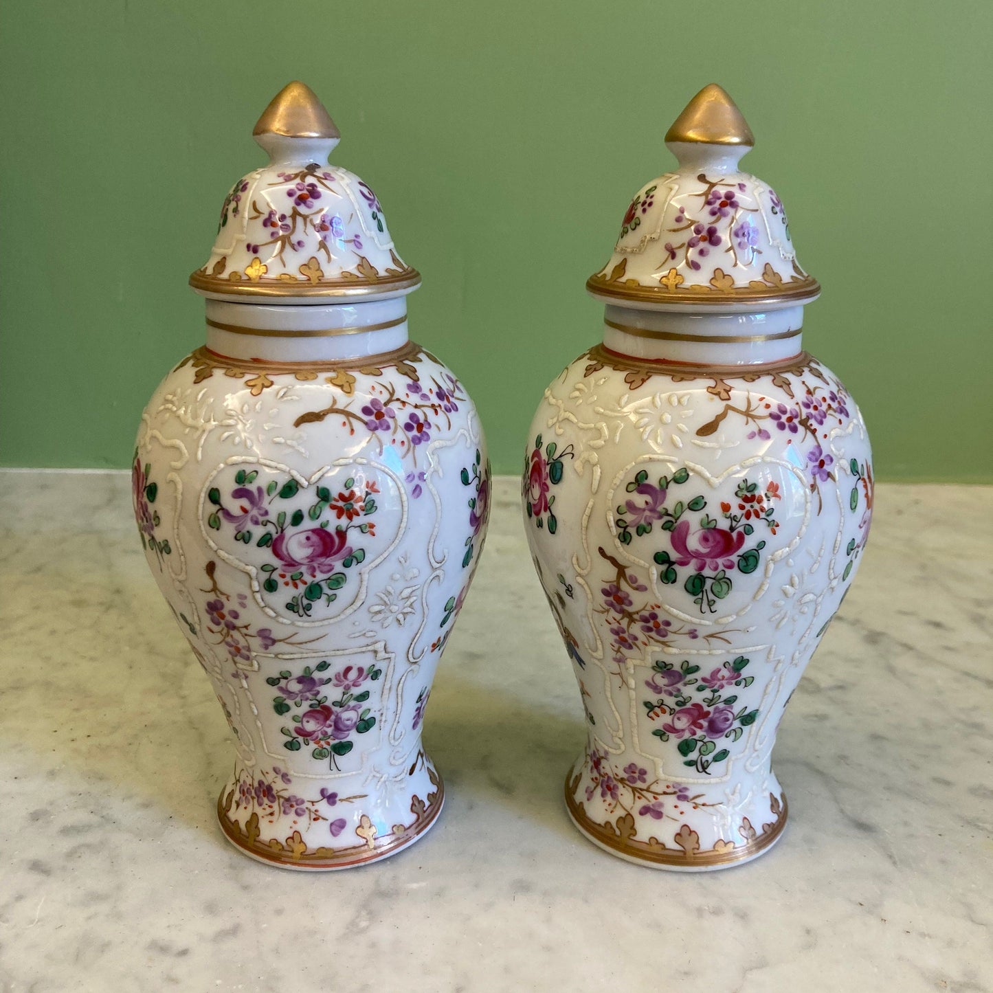 Samson ancienne paire de vases en porcelaine polychrome décor armoiries et fleurs.