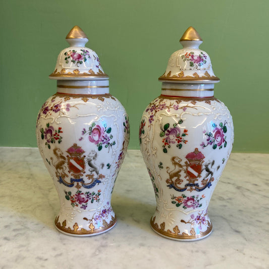 Samson ancienne paire de vases en porcelaine polychrome décor armoiries et fleurs.