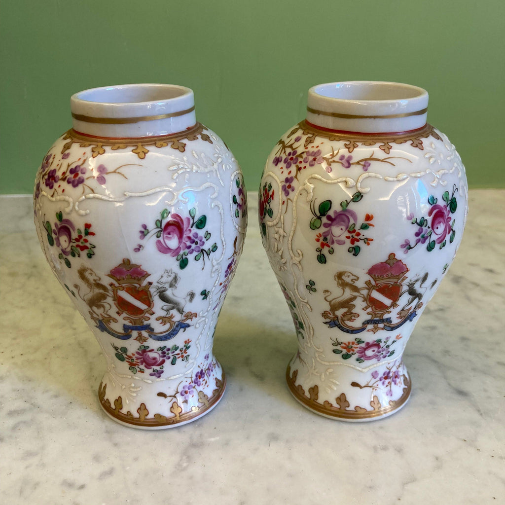 Samson ancienne paire de vases en porcelaine polychrome décor armoiries et fleurs.
