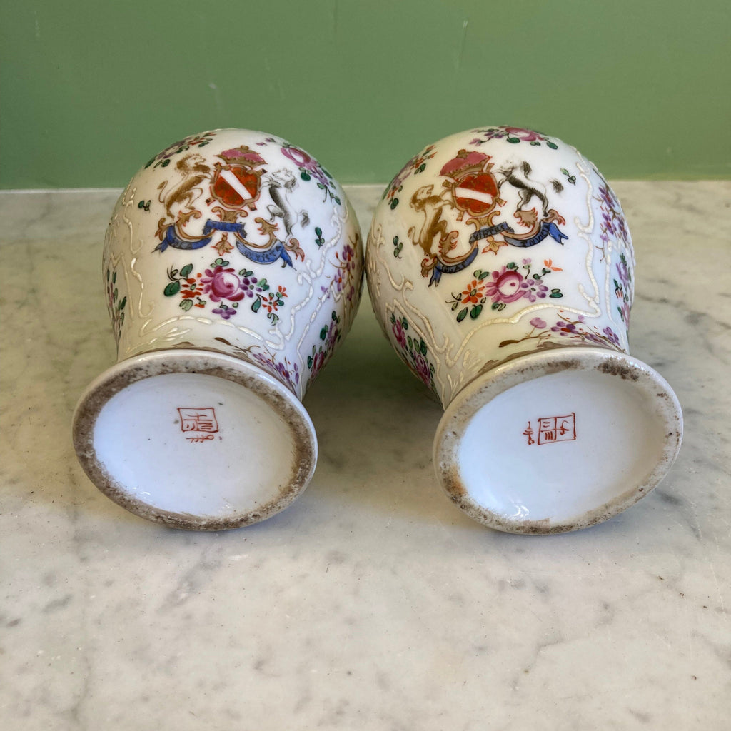 Samson ancienne paire de vases en porcelaine polychrome décor armoiries et fleurs.