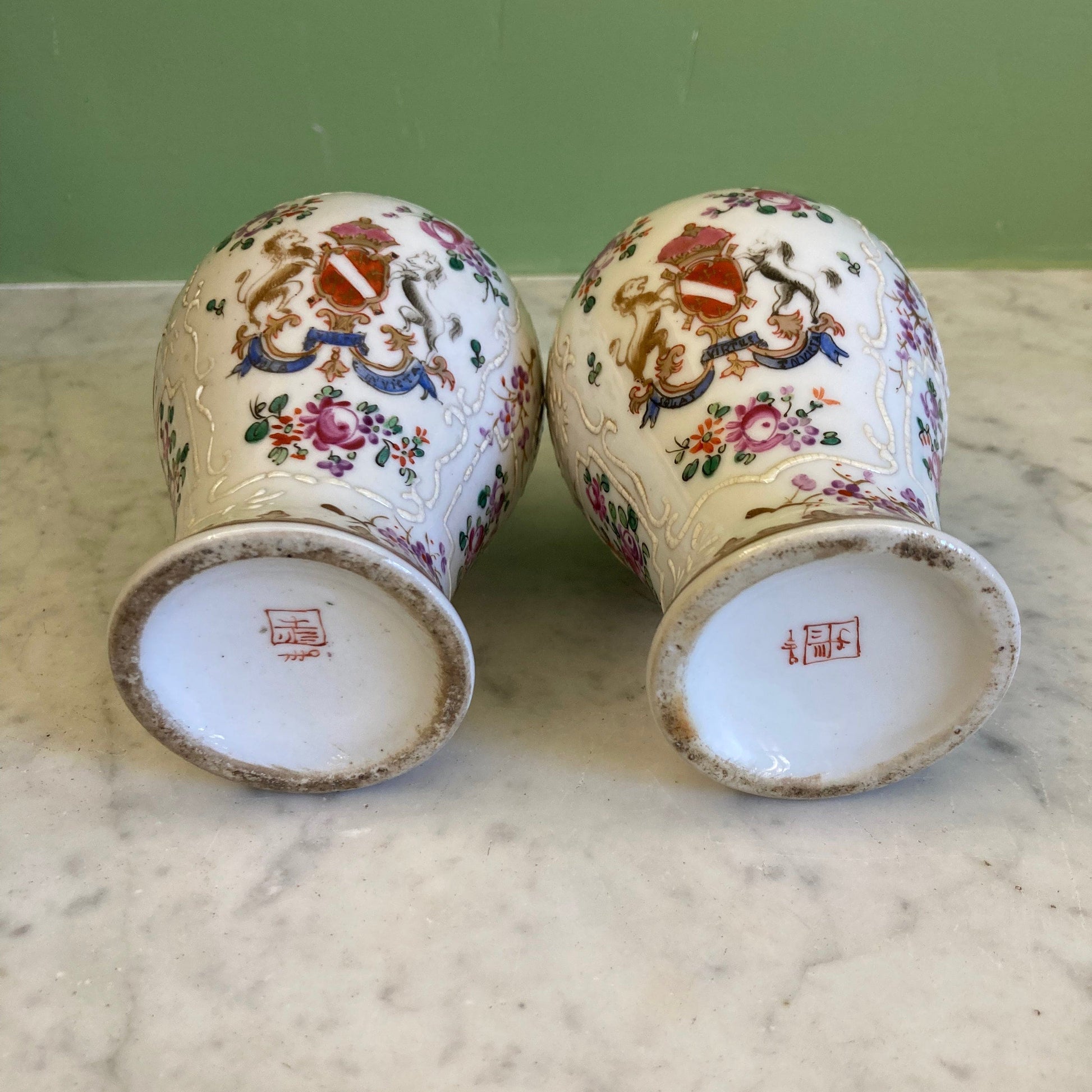 Samson ancienne paire de vases en porcelaine polychrome décor armoiries et fleurs.