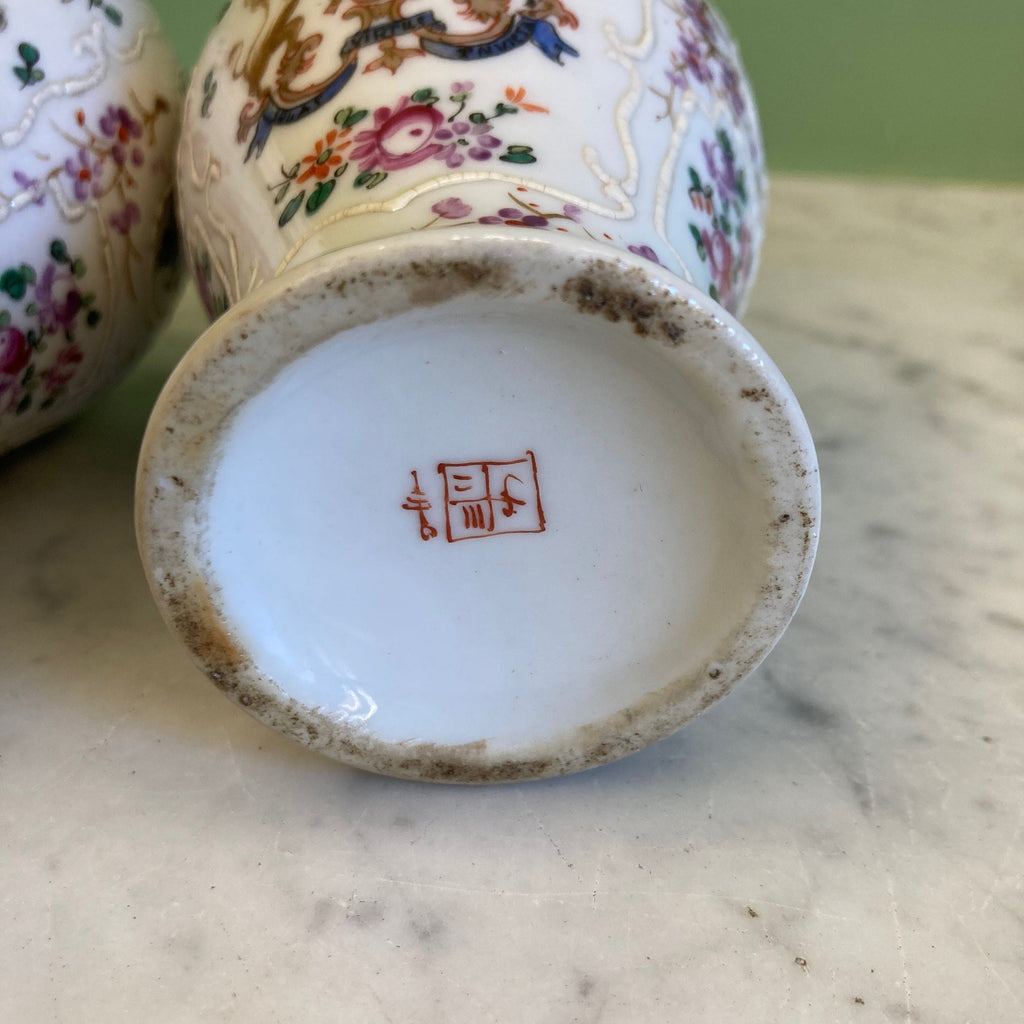 Samson ancienne paire de vases en porcelaine polychrome décor armoiries et fleurs.