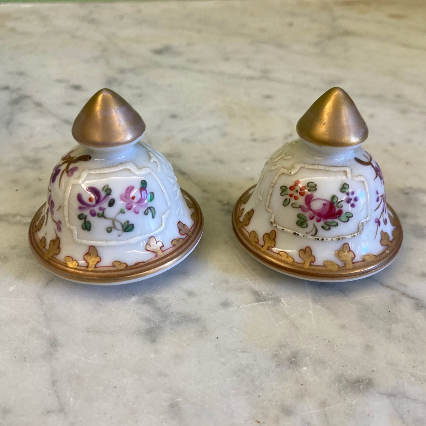 Samson ancienne paire de vases en porcelaine polychrome décor armoiries et fleurs.