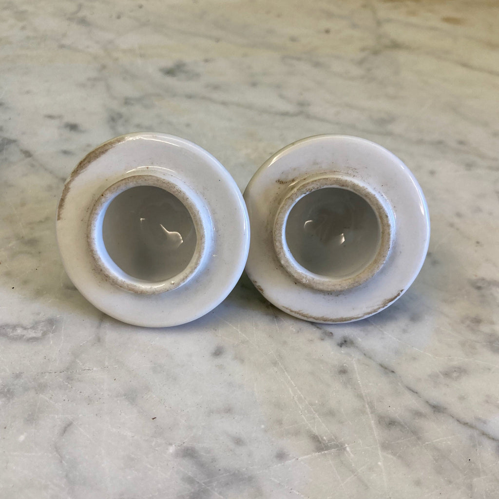 Samson ancienne paire de vases en porcelaine polychrome décor armoiries et fleurs.